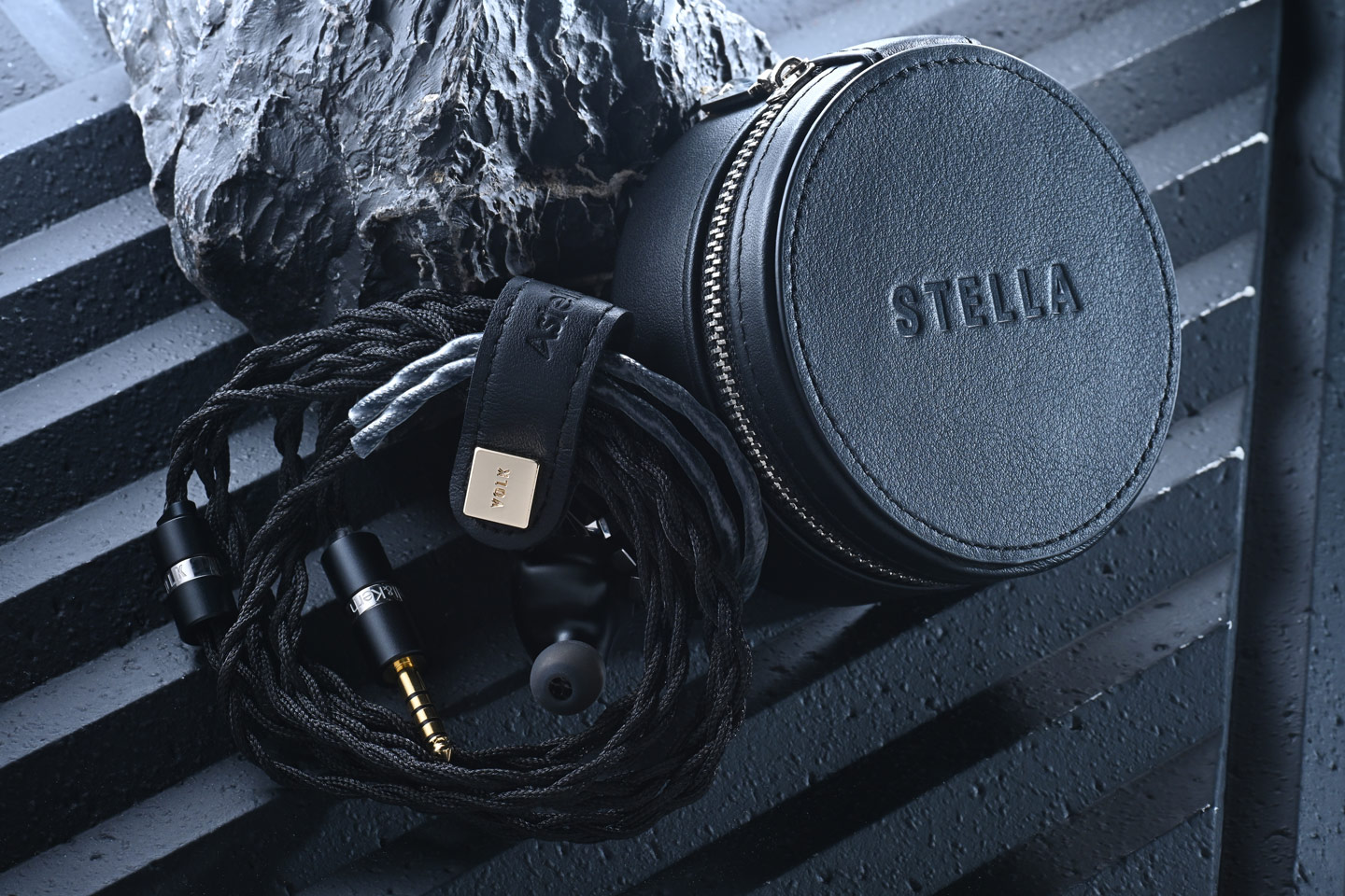Astell&Kern 與 Volk Audio 攜手推出的 Stella，是專為追求聲音精準與真實感的用家製作的頂級入耳式監聽耳機。結合 AK 的精密工程、Volk Audio 的聲學設計，以及格林美獎母帶工程師 Michael Graves 的調音經驗，Stella 以全金屬外殼提升耐用度與共振控制，並根據 Astell&Kern SP4000 播放器調音，呈現更匹配的音色效果。