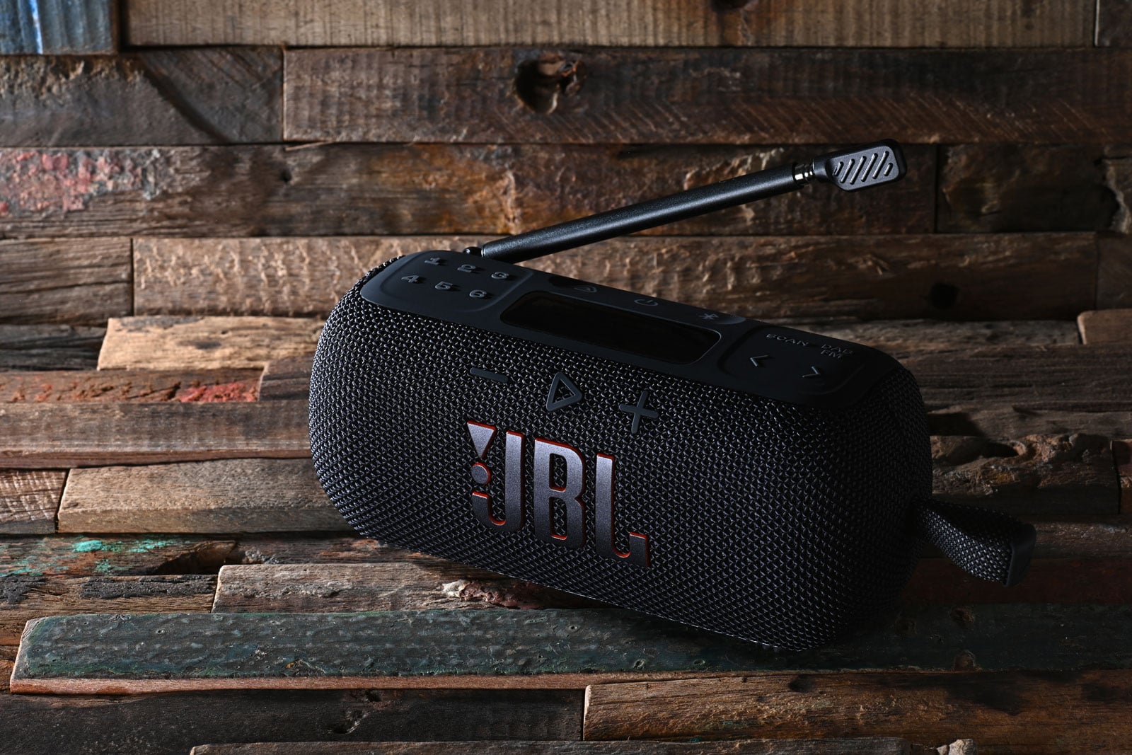 【評測】JBL Tuner 3：更現代、聲音更有份量的「收音機」