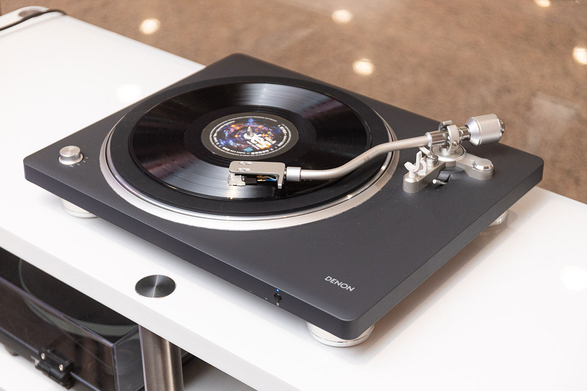 Denon 最新 Denon Home 系列網絡串流喇叭最近正式抵港，3 款新型號 Denon Home 200、400 及 600 都加入了 Dolby Atmos 3D 音效的支援，而且配備了 HEOS 3.0 系統，進一步加強音樂串流體驗。同場推出的還有 Denon 首款支援藍牙發射功能的黑膠唱盤 DP-500BT，以及 B&W 兩款熱賣藍牙耳機 Pi8、Px7 S3 帶來新配色選擇。