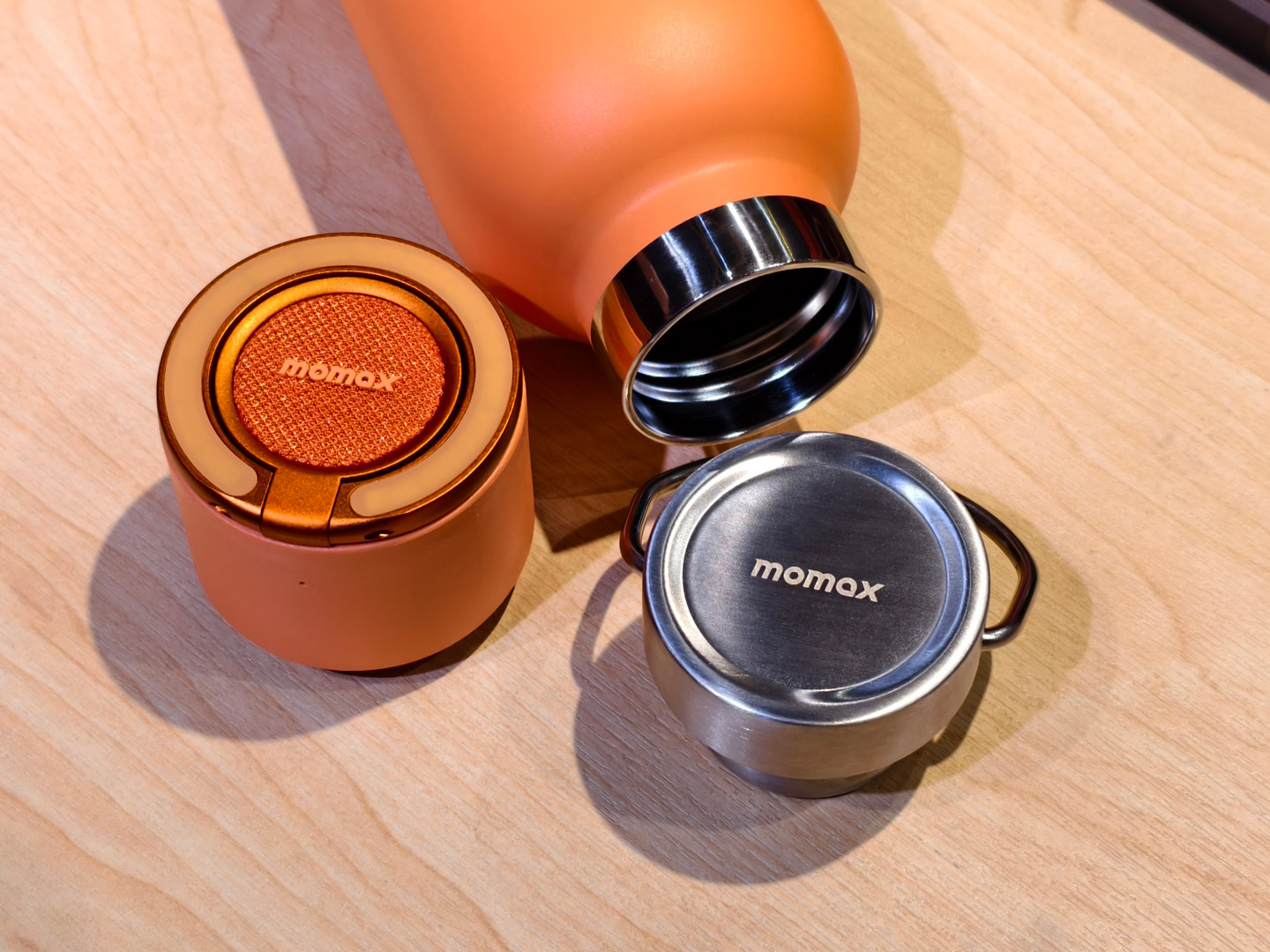 Momax 將於今年 4 月推出全新 1-Vibe Bottle 磁吸音樂水樽，這款產品打破傳統水樽的框架，不僅具備優秀的保溫保冷功能，更內建無線喇叭及磁吸式手機支架，為用家帶來多元化的使用體驗。