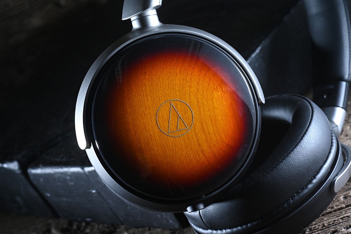 Audio-Technica 自 1996 年首款木殼耳機 ATH-W10VTG 誕生以來，「木」就成為了廠方調音的精髓之一。最近，他們就推出了以經典便攜型號 ATH-WP900 作為藍本的限量升級版 ATH-WP900SE（Special Edition）。不只外面板換上了極具視覺衝擊力、靈感源自電結他經典塗裝的「三色漸層」飾面，更透過木材和單元的重新調配，讓音色更專注於弦樂的呈現，實際聽感上的提升其實遠不止於此。