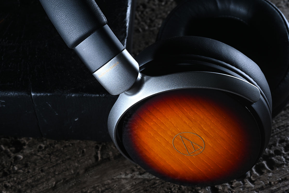 Audio-Technica 自 1996 年首款木殼耳機 ATH-W10VTG 誕生以來，「木」就成為了廠方調音的精髓之一。最近，他們就推出了以經典便攜型號 ATH-WP900 作為藍本的限量升級版 ATH-WP900SE（Special Edition）。不只外面板換上了極具視覺衝擊力、靈感源自電結他經典塗裝的「三色漸層」飾面，更透過木材和單元的重新調配，讓音色更專注於弦樂的呈現，實際聽感上的提升其實遠不止於此。