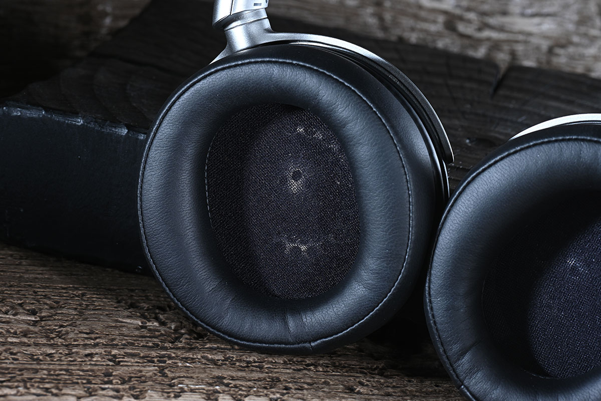 Audio-Technica 自 1996 年首款木殼耳機 ATH-W10VTG 誕生以來，「木」就成為了廠方調音的精髓之一。最近，他們就推出了以經典便攜型號 ATH-WP900 作為藍本的限量升級版 ATH-WP900SE（Special Edition）。不只外面板換上了極具視覺衝擊力、靈感源自電結他經典塗裝的「三色漸層」飾面，更透過木材和單元的重新調配，讓音色更專注於弦樂的呈現，實際聽感上的提升其實遠不止於此。