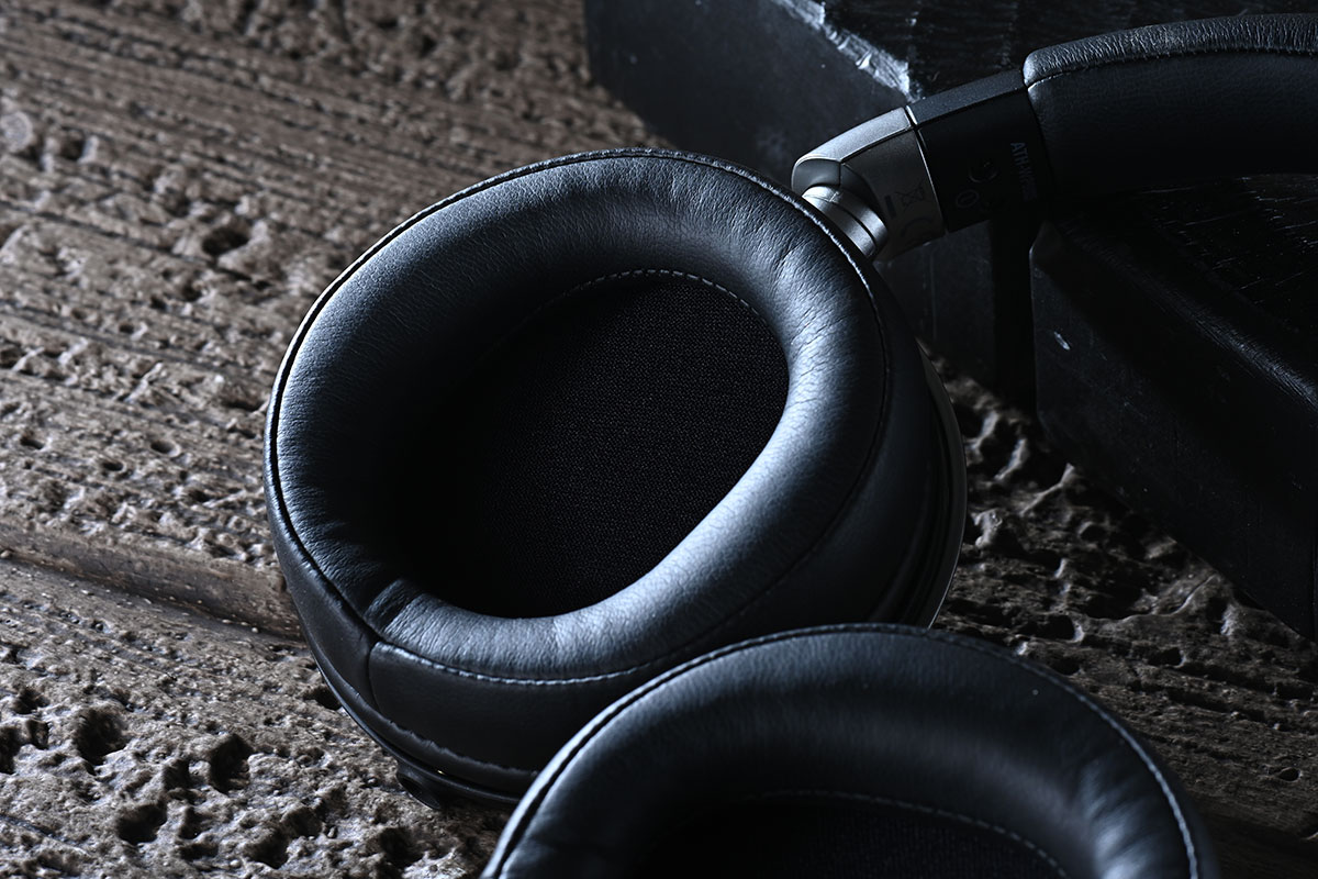 Audio-Technica 自 1996 年首款木殼耳機 ATH-W10VTG 誕生以來，「木」就成為了廠方調音的精髓之一。最近，他們就推出了以經典便攜型號 ATH-WP900 作為藍本的限量升級版 ATH-WP900SE（Special Edition）。不只外面板換上了極具視覺衝擊力、靈感源自電結他經典塗裝的「三色漸層」飾面，更透過木材和單元的重新調配，讓音色更專注於弦樂的呈現，實際聽感上的提升其實遠不止於此。