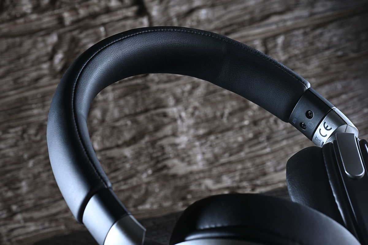 Audio-Technica 自 1996 年首款木殼耳機 ATH-W10VTG 誕生以來，「木」就成為了廠方調音的精髓之一。最近，他們就推出了以經典便攜型號 ATH-WP900 作為藍本的限量升級版 ATH-WP900SE（Special Edition）。不只外面板換上了極具視覺衝擊力、靈感源自電結他經典塗裝的「三色漸層」飾面，更透過木材和單元的重新調配，讓音色更專注於弦樂的呈現，實際聽感上的提升其實遠不止於此。