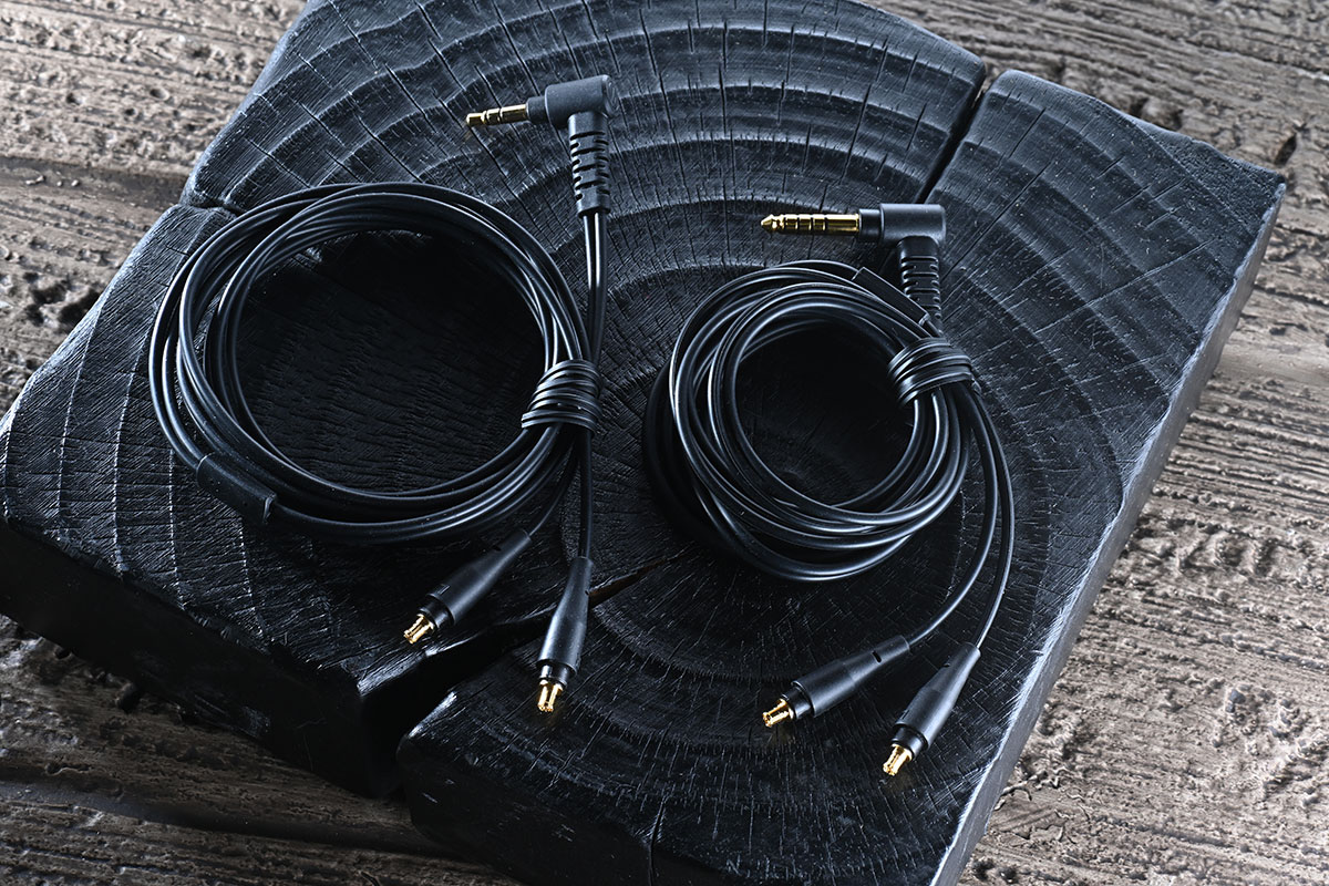 Audio-Technica 自 1996 年首款木殼耳機 ATH-W10VTG 誕生以來，「木」就成為了廠方調音的精髓之一。最近，他們就推出了以經典便攜型號 ATH-WP900 作為藍本的限量升級版 ATH-WP900SE（Special Edition）。不只外面板換上了極具視覺衝擊力、靈感源自電結他經典塗裝的「三色漸層」飾面，更透過木材和單元的重新調配，讓音色更專注於弦樂的呈現，實際聽感上的提升其實遠不止於此。