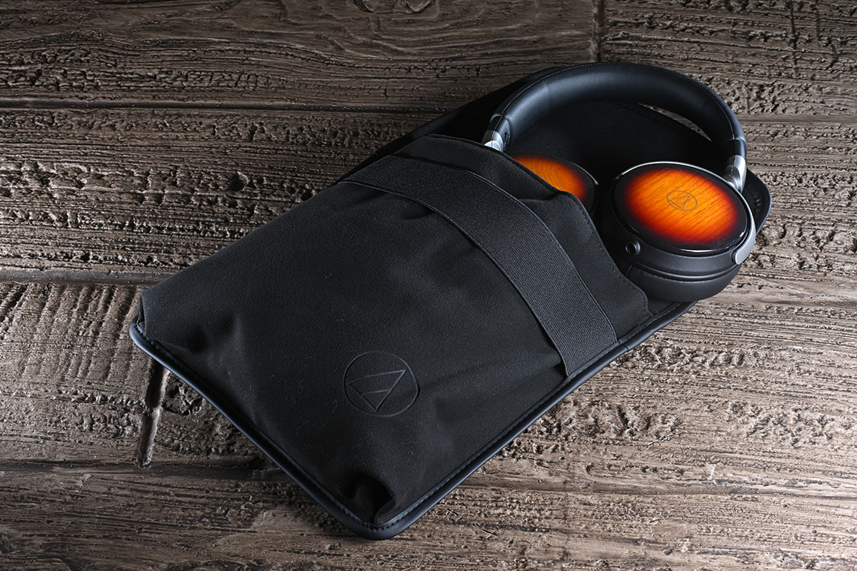 Audio-Technica 自 1996 年首款木殼耳機 ATH-W10VTG 誕生以來，「木」就成為了廠方調音的精髓之一。最近，他們就推出了以經典便攜型號 ATH-WP900 作為藍本的限量升級版 ATH-WP900SE（Special Edition）。不只外面板換上了極具視覺衝擊力、靈感源自電結他經典塗裝的「三色漸層」飾面，更透過木材和單元的重新調配，讓音色更專注於弦樂的呈現，實際聽感上的提升其實遠不止於此。