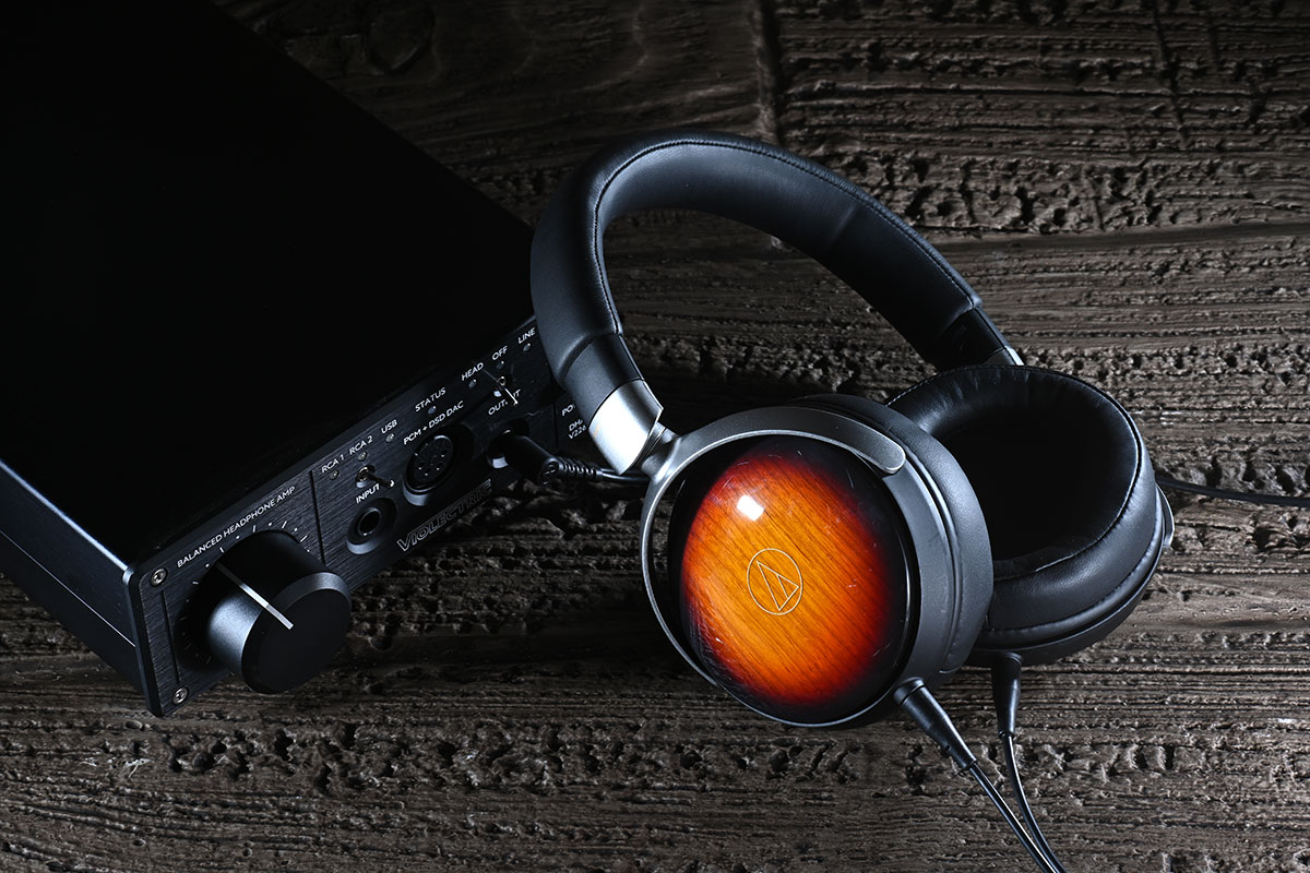 Audio-Technica 自 1996 年首款木殼耳機 ATH-W10VTG 誕生以來，「木」就成為了廠方調音的精髓之一。最近，他們就推出了以經典便攜型號 ATH-WP900 作為藍本的限量升級版 ATH-WP900SE（Special Edition）。不只外面板換上了極具視覺衝擊力、靈感源自電結他經典塗裝的「三色漸層」飾面，更透過木材和單元的重新調配，讓音色更專注於弦樂的呈現，實際聽感上的提升其實遠不止於此。