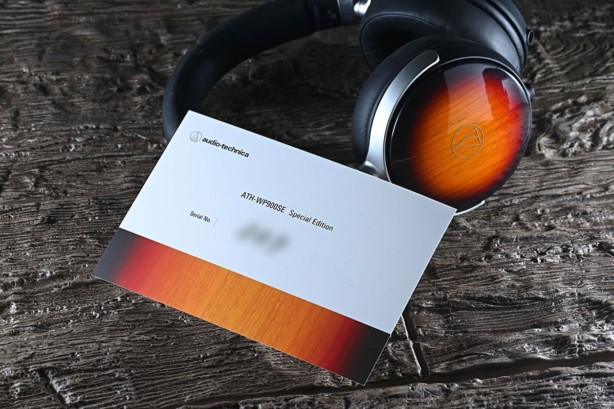 Audio-Technica 自 1996 年首款木殼耳機 ATH-W10VTG 誕生以來，「木」就成為了廠方調音的精髓之一。最近，他們就推出了以經典便攜型號 ATH-WP900 作為藍本的限量升級版 ATH-WP900SE（Special Edition）。不只外面板換上了極具視覺衝擊力、靈感源自電結他經典塗裝的「三色漸層」飾面，更透過木材和單元的重新調配，讓音色更專注於弦樂的呈現，實際聽感上的提升其實遠不止於此。