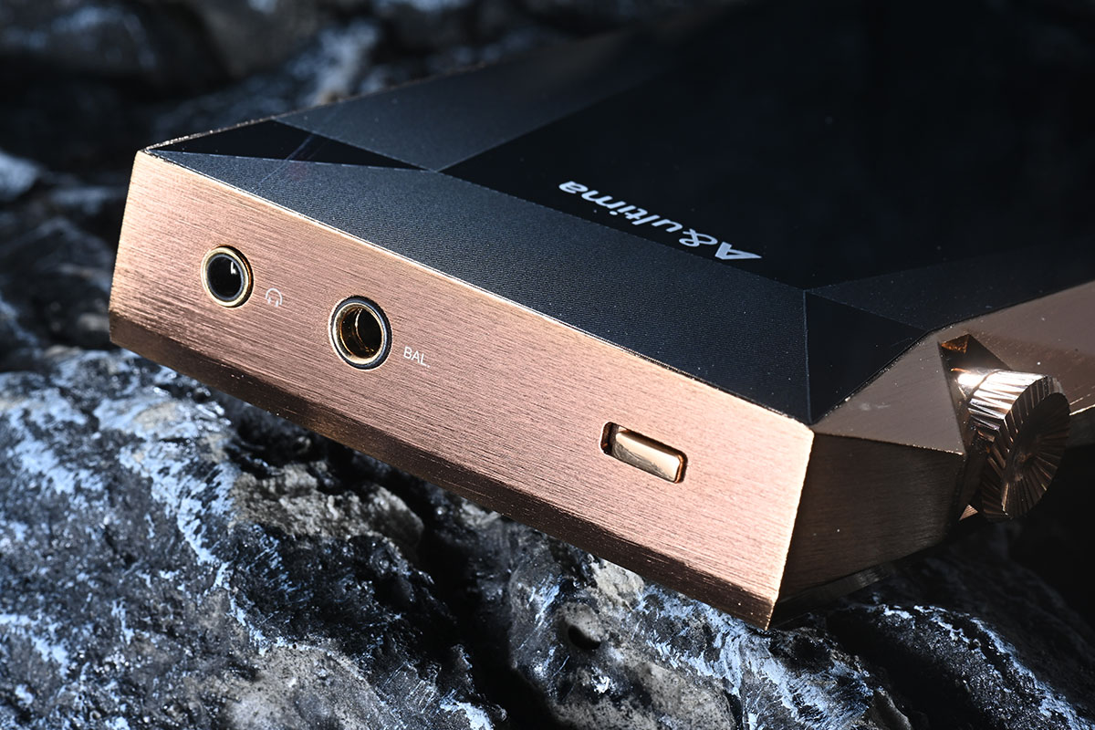 當 Astell&Kern 在 2025 年中推出 SP4000 不鏽鋼版本的時候，除了讓不少發燒友感慨「機皇歸位」之外，還有就是對 Copper 銅版的期待。當然，熟悉 AK 的朋友都知道，他們的「銅版」從來不只是換個外殼那麼簡單。從 SP1000 Copper 到 SP3000 Copper，銅版往往代表著對聲音更醇美音色的追求。今次 SP4000 Copper 以 99.98% 超高純銅打造，到底能否延續這份「銅」版魅力？