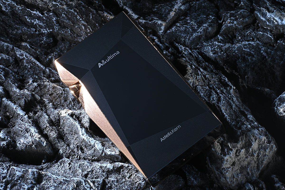 當 Astell&Kern 在 2025 年中推出 SP4000 不鏽鋼版本的時候，除了讓不少發燒友感慨「機皇歸位」之外，還有就是對 Copper 銅版的期待。當然，熟悉 AK 的朋友都知道，他們的「銅版」從來不只是換個外殼那麼簡單。從 SP1000 Copper 到 SP3000 Copper，銅版往往代表著對聲音更醇美音色的追求。今次 SP4000 Copper 以 99.98% 超高純銅打造，到底能否延續這份「銅」版魅力？