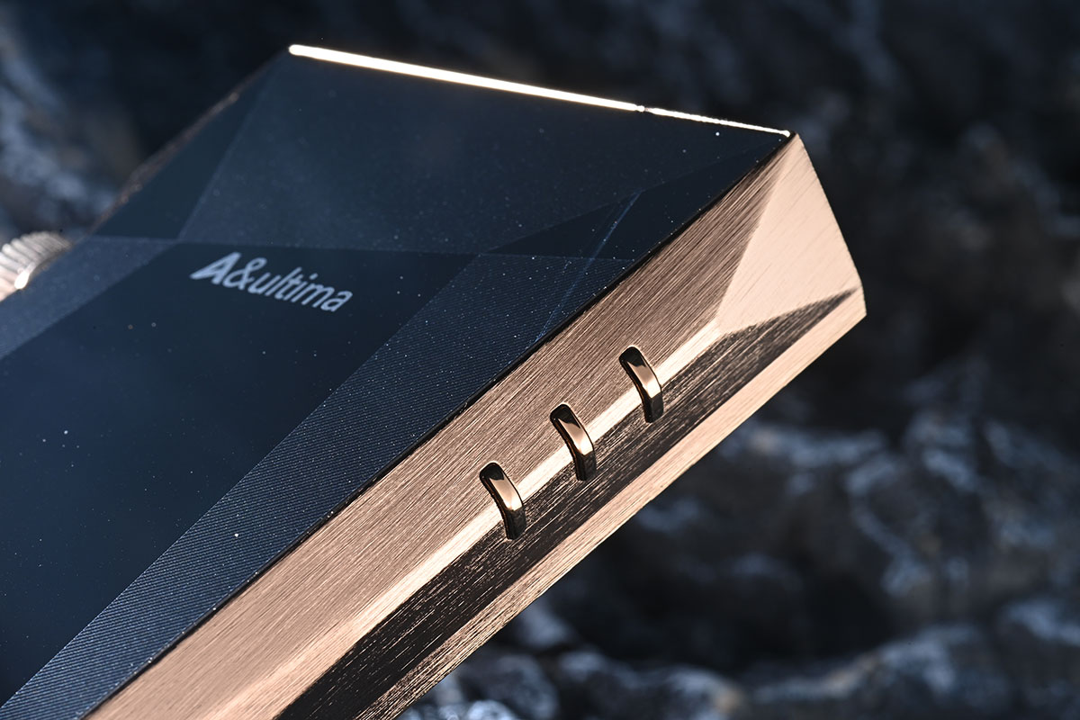 當 Astell&Kern 在 2025 年中推出 SP4000 不鏽鋼版本的時候，除了讓不少發燒友感慨「機皇歸位」之外，還有就是對 Copper 銅版的期待。當然，熟悉 AK 的朋友都知道，他們的「銅版」從來不只是換個外殼那麼簡單。從 SP1000 Copper 到 SP3000 Copper，銅版往往代表著對聲音更醇美音色的追求。今次 SP4000 Copper 以 99.98% 超高純銅打造，到底能否延續這份「銅」版魅力？