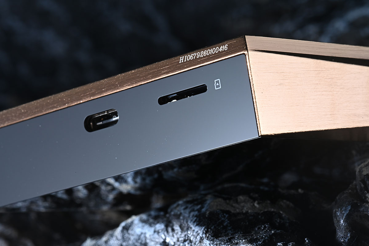 當 Astell&Kern 在 2025 年中推出 SP4000 不鏽鋼版本的時候，除了讓不少發燒友感慨「機皇歸位」之外，還有就是對 Copper 銅版的期待。當然，熟悉 AK 的朋友都知道，他們的「銅版」從來不只是換個外殼那麼簡單。從 SP1000 Copper 到 SP3000 Copper，銅版往往代表著對聲音更醇美音色的追求。今次 SP4000 Copper 以 99.98% 超高純銅打造，到底能否延續這份「銅」版魅力？