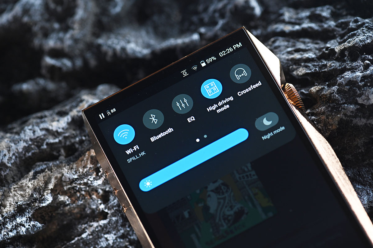當 Astell&Kern 在 2025 年中推出 SP4000 不鏽鋼版本的時候，除了讓不少發燒友感慨「機皇歸位」之外，還有就是對 Copper 銅版的期待。當然，熟悉 AK 的朋友都知道，他們的「銅版」從來不只是換個外殼那麼簡單。從 SP1000 Copper 到 SP3000 Copper，銅版往往代表著對聲音更醇美音色的追求。今次 SP4000 Copper 以 99.98% 超高純銅打造，到底能否延續這份「銅」版魅力？