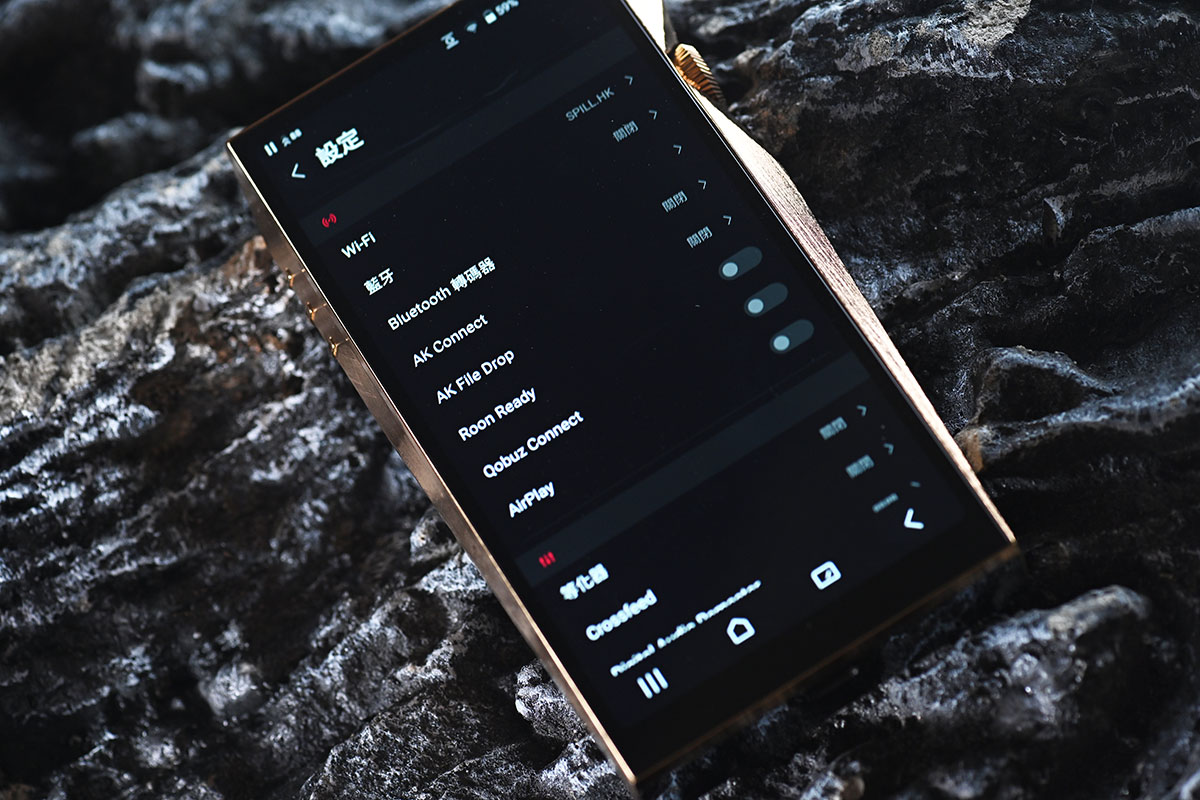 當 Astell&Kern 在 2025 年中推出 SP4000 不鏽鋼版本的時候，除了讓不少發燒友感慨「機皇歸位」之外，還有就是對 Copper 銅版的期待。當然，熟悉 AK 的朋友都知道，他們的「銅版」從來不只是換個外殼那麼簡單。從 SP1000 Copper 到 SP3000 Copper，銅版往往代表著對聲音更醇美音色的追求。今次 SP4000 Copper 以 99.98% 超高純銅打造，到底能否延續這份「銅」版魅力？
