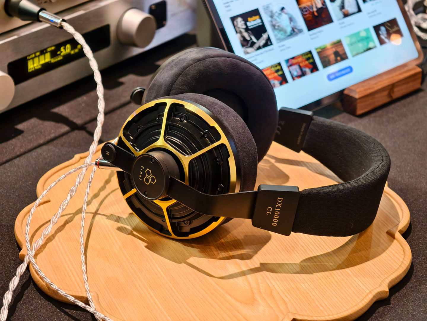 全球知名的個人音頻展會品牌 CanJam Global 的香港站，已於剛過去的週六、日在香港海洋公園萬豪酒店舉行並圓滿結束。今年的展會吸引了更多耳機品牌參展，參觀者可以直接與品牌代表交流，並且看到許多最新產品和工程樣板機。展會中特別挑選了多款備受矚目的熱門新品，這些產品大多數預計會在 2026 年第二季正式面世。