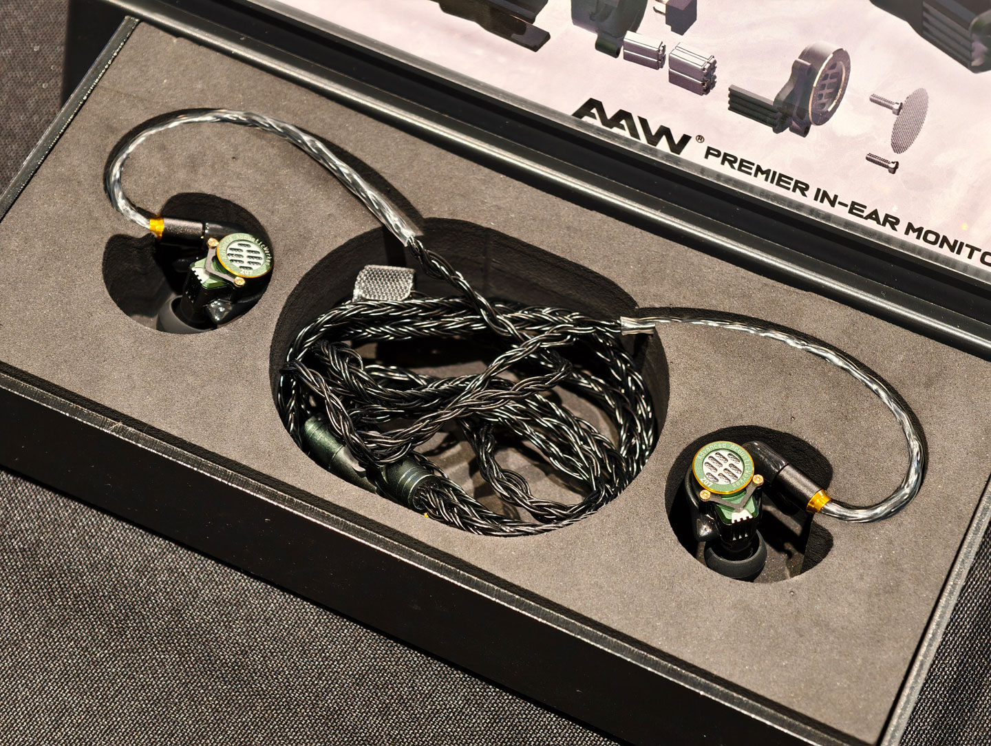 全球知名的個人音頻展會品牌 CanJam Global 的香港站，已於剛過去的週六、日在香港海洋公園萬豪酒店舉行並圓滿結束。今年的展會吸引了更多耳機品牌參展，參觀者可以直接與品牌代表交流，並且看到許多最新產品和工程樣板機。展會中特別挑選了多款備受矚目的熱門新品，這些產品大多數預計會在 2026 年第二季正式面世。