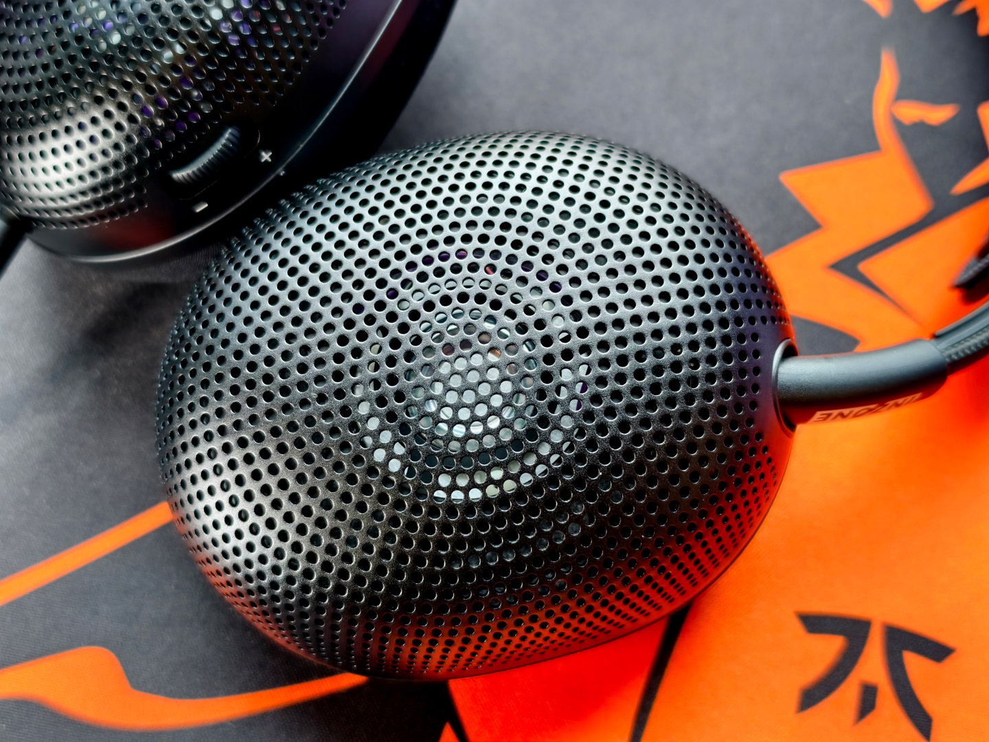 Sony 近日擴展旗下 INZONE 遊戲裝備系列，推出全新開放式有線遊戲耳機 INZONE H6 Air，為遊戲玩家帶來另一種沉浸式音效體驗。這款耳機採用開放式聲學設計，配合專為遊戲調校的驅動單元，能夠細膩還原遊戲中的各種音效細節，讓玩家彷彿置身遊戲世界之中，不僅適合熱門的第一人稱射擊遊戲（FPS），同樣適合需要豐富音場的角色扮演和冒險遊戲。