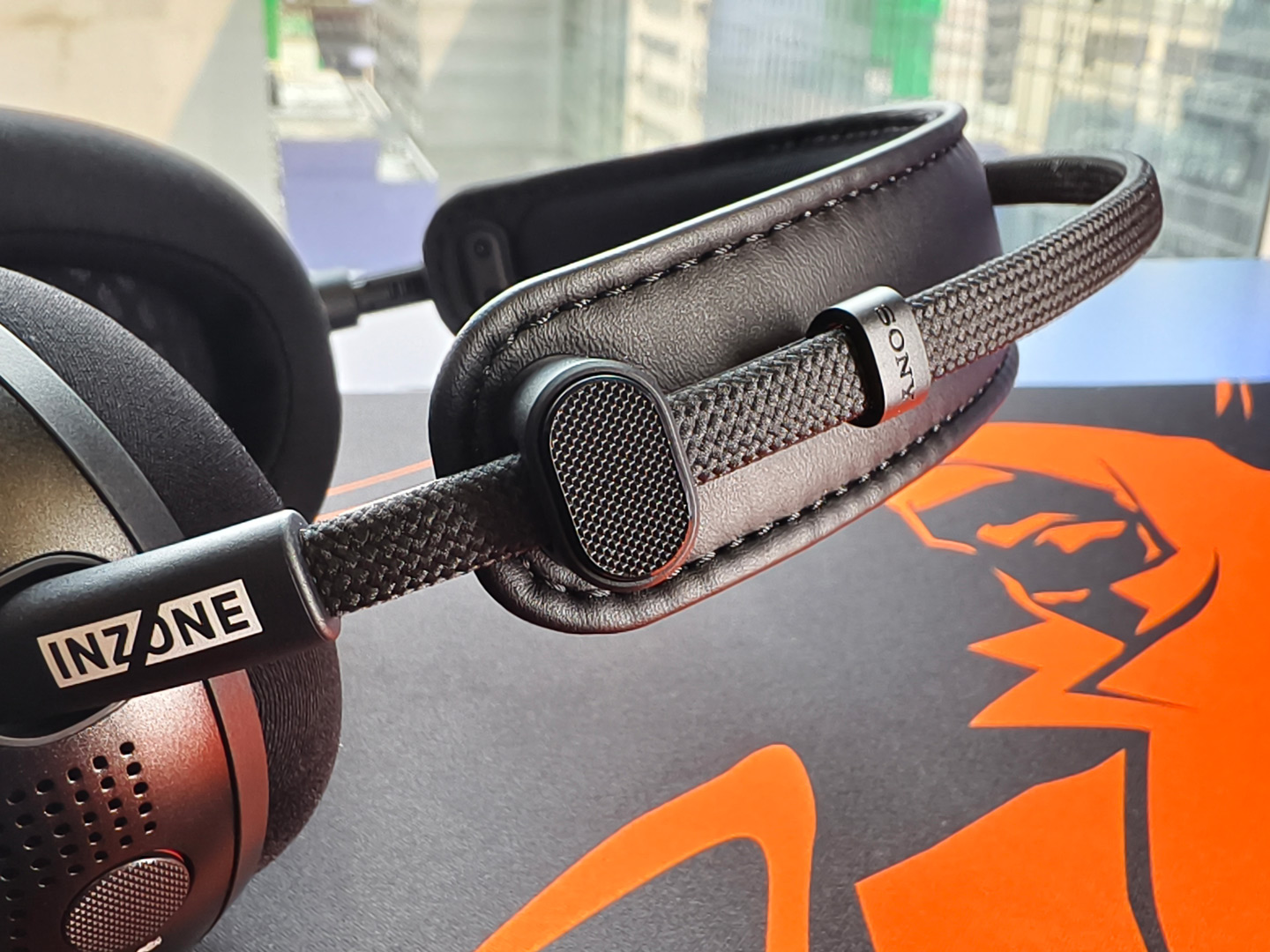 Sony 近日擴展旗下 INZONE 遊戲裝備系列，推出全新開放式有線遊戲耳機 INZONE H6 Air，為遊戲玩家帶來另一種沉浸式音效體驗。這款耳機採用開放式聲學設計，配合專為遊戲調校的驅動單元，能夠細膩還原遊戲中的各種音效細節，讓玩家彷彿置身遊戲世界之中，不僅適合熱門的第一人稱射擊遊戲（FPS），同樣適合需要豐富音場的角色扮演和冒險遊戲。