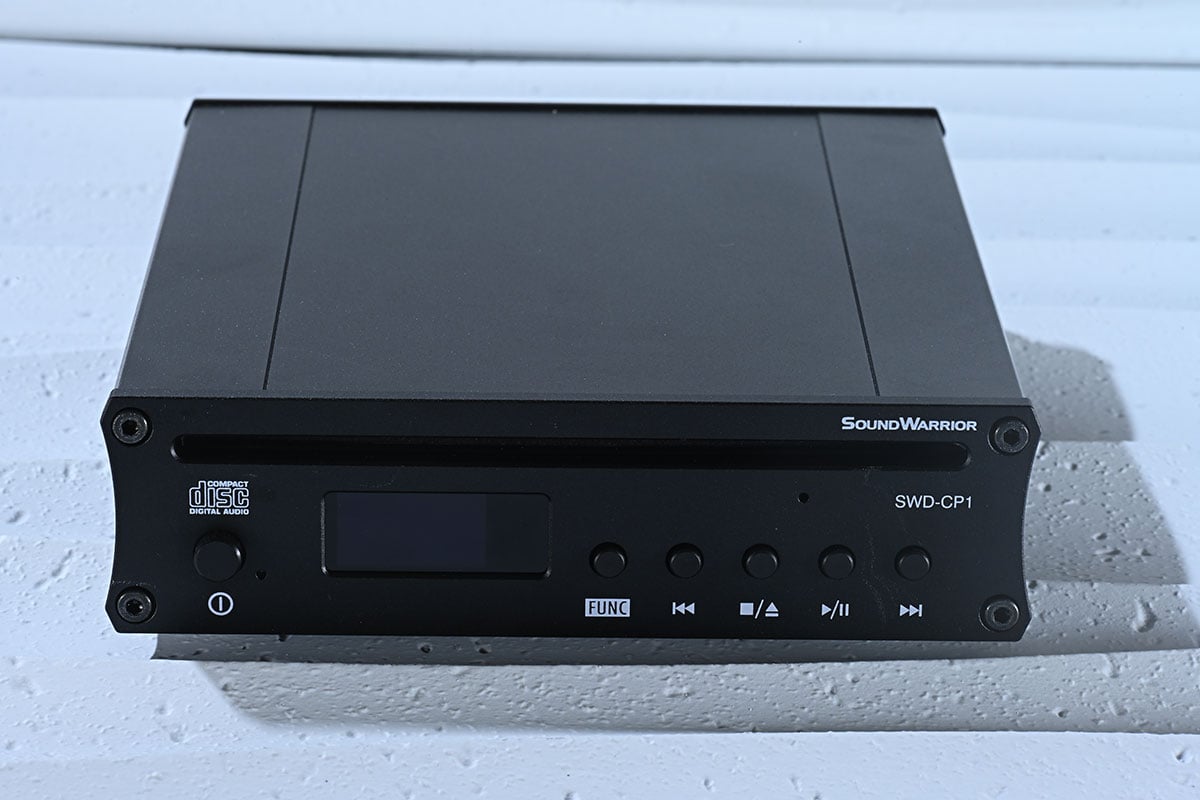 近年很多音響品牌都忙著為喇叭塞進無線技術、為音響加入網絡功能，日本 Sound Warrior 卻選擇了不一樣的路線。他們近期推出的這套迷你 Hi-Fi 系統，涵蓋了 SWD-BA30 解碼耳擴、SWD-CP1 CD 機、SWL-T01 混合式真空管擴音機，以及 SW-SP2 立方型書架喇叭等等，小巧精緻的設計，全系列都是日本製造，讓用家可以靈活配搭出不同的音響玩法，在有限空間享受日系聲學的悅耳音色。