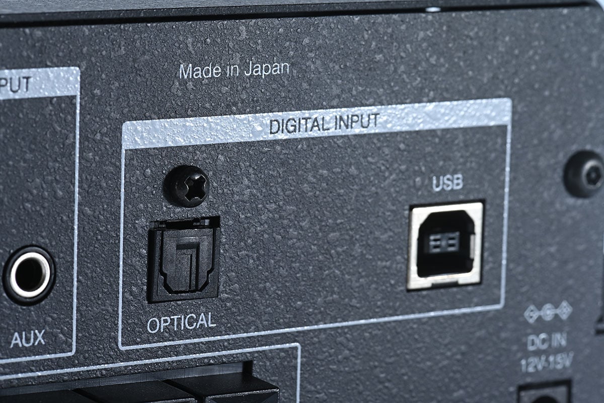 近年很多音響品牌都忙著為喇叭塞進無線技術、為音響加入網絡功能，日本 Sound Warrior 卻選擇了不一樣的路線。他們近期推出的這套迷你 Hi-Fi 系統，涵蓋了 SWD-BA30 解碼耳擴、SWD-CP1 CD 機、SWL-T01 混合式真空管擴音機，以及 SW-SP2 立方型書架喇叭等等，小巧精緻的設計，全系列都是日本製造，讓用家可以靈活配搭出不同的音響玩法，在有限空間享受日系聲學的悅耳音色。