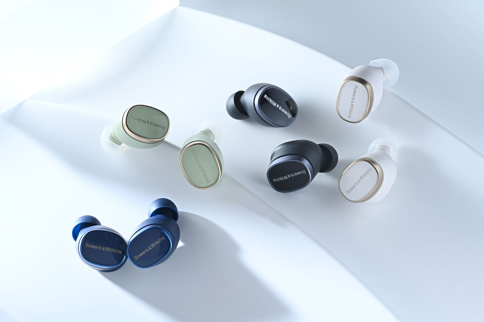 最近,來自英國的音響品牌 Bowers & Wilkins 為旗下旗艦真無線耳機 Bowers & Wilkins Pi8 再添新裝,推出新色 Pale Mauve(淺紫紅);連同早於 2025 年 9 月登場的 Dark Burgundy(深紅酒色),以及原有配色,整個系列現已擴展至多達 7 種顏色。對一副主打聲音表現的耳機而言,這樣的色彩選擇,多少讓它多了一份貼近日常的玩味,也更像一件可以隨身搭配的私人物品。
不過,Pi8 的吸引力從來不止於外觀。負責其調音的工程團隊當中,有部分正是曾參與開發品牌傳奇之作——Bowers & Wilkins Nautilus(鸚鵡螺)與 800 Diamond 系列喇叭的資深工程師,而後者更是連 Abbey Road Studios 這家世界級錄音室也在使用的參考級系統。換言之,這副小小的真無線耳機,其實承載著一整套來自高級音響領域的聲音經驗。
當然,買一副旗艦真無線耳機,如果只因為「新色好看」就入手,未免有點太衝動了。但如果你正在使用一些質素普通(卻沒有便宜多少)的耳機,又開始在意聲音的細節與質感,那麼就算撇開這些誘人的新配色,Pi8 本身依然是一個相當值得認真考慮的選擇。若然你仍在觀望,不妨看看以下這 6 個理由,會不會讓你更想把它帶進日常生活之中。