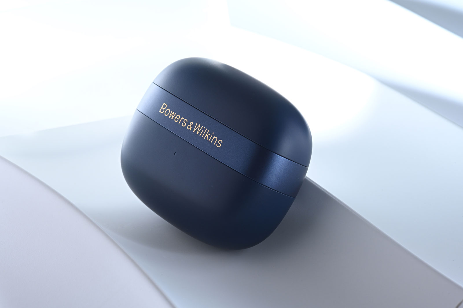最近,來自英國的音響品牌 Bowers & Wilkins 為旗下旗艦真無線耳機 Bowers & Wilkins Pi8 再添新裝,推出新色 Pale Mauve(淺紫紅);連同早於 2025 年 9 月登場的 Dark Burgundy(深紅酒色),以及原有配色,整個系列現已擴展至多達 7 種顏色。對一副主打聲音表現的耳機而言,這樣的色彩選擇,多少讓它多了一份貼近日常的玩味,也更像一件可以隨身搭配的私人物品。
不過,Pi8 的吸引力從來不止於外觀。負責其調音的工程團隊當中,有部分正是曾參與開發品牌傳奇之作——Bowers & Wilkins Nautilus(鸚鵡螺)與 800 Diamond 系列喇叭的資深工程師,而後者更是連 Abbey Road Studios 這家世界級錄音室也在使用的參考級系統。換言之,這副小小的真無線耳機,其實承載著一整套來自高級音響領域的聲音經驗。
當然,買一副旗艦真無線耳機,如果只因為「新色好看」就入手,未免有點太衝動了。但如果你正在使用一些質素普通(卻沒有便宜多少)的耳機,又開始在意聲音的細節與質感,那麼就算撇開這些誘人的新配色,Pi8 本身依然是一個相當值得認真考慮的選擇。若然你仍在觀望,不妨看看以下這 6 個理由,會不會讓你更想把它帶進日常生活之中。