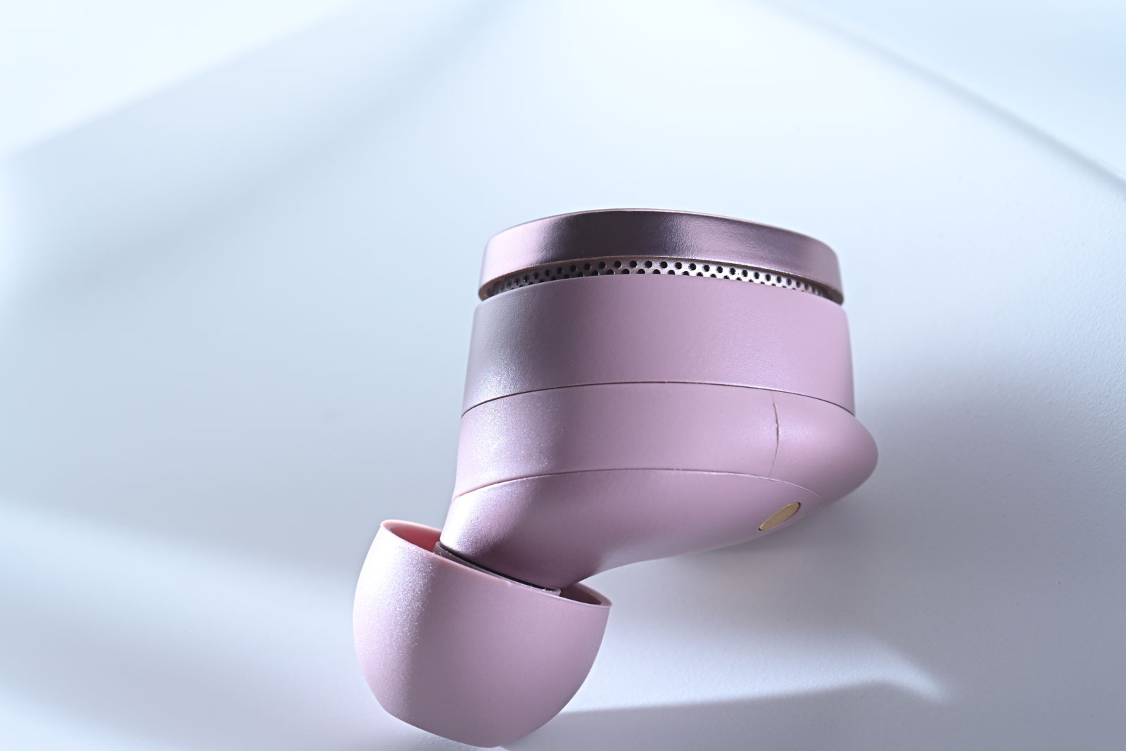 最近,來自英國的音響品牌 Bowers & Wilkins 為旗下旗艦真無線耳機 Bowers & Wilkins Pi8 再添新裝,推出新色 Pale Mauve(淺紫紅);連同早於 2025 年 9 月登場的 Dark Burgundy(深紅酒色),以及原有配色,整個系列現已擴展至多達 7 種顏色。對一副主打聲音表現的耳機而言,這樣的色彩選擇,多少讓它多了一份貼近日常的玩味,也更像一件可以隨身搭配的私人物品。
不過,Pi8 的吸引力從來不止於外觀。負責其調音的工程團隊當中,有部分正是曾參與開發品牌傳奇之作——Bowers & Wilkins Nautilus(鸚鵡螺)與 800 Diamond 系列喇叭的資深工程師,而後者更是連 Abbey Road Studios 這家世界級錄音室也在使用的參考級系統。換言之,這副小小的真無線耳機,其實承載著一整套來自高級音響領域的聲音經驗。
當然,買一副旗艦真無線耳機,如果只因為「新色好看」就入手,未免有點太衝動了。但如果你正在使用一些質素普通(卻沒有便宜多少)的耳機,又開始在意聲音的細節與質感,那麼就算撇開這些誘人的新配色,Pi8 本身依然是一個相當值得認真考慮的選擇。若然你仍在觀望,不妨看看以下這 6 個理由,會不會讓你更想把它帶進日常生活之中。