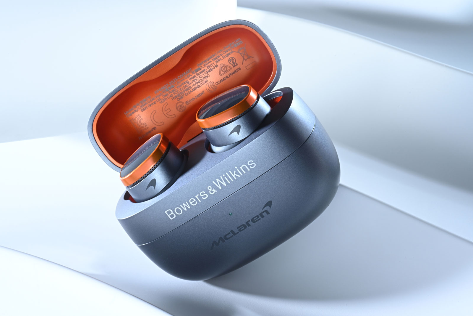 最近,來自英國的音響品牌 Bowers & Wilkins 為旗下旗艦真無線耳機 Bowers & Wilkins Pi8 再添新裝,推出新色 Pale Mauve(淺紫紅);連同早於 2025 年 9 月登場的 Dark Burgundy(深紅酒色),以及原有配色,整個系列現已擴展至多達 7 種顏色。對一副主打聲音表現的耳機而言,這樣的色彩選擇,多少讓它多了一份貼近日常的玩味,也更像一件可以隨身搭配的私人物品。
不過,Pi8 的吸引力從來不止於外觀。負責其調音的工程團隊當中,有部分正是曾參與開發品牌傳奇之作——Bowers & Wilkins Nautilus(鸚鵡螺)與 800 Diamond 系列喇叭的資深工程師,而後者更是連 Abbey Road Studios 這家世界級錄音室也在使用的參考級系統。換言之,這副小小的真無線耳機,其實承載著一整套來自高級音響領域的聲音經驗。
當然,買一副旗艦真無線耳機,如果只因為「新色好看」就入手,未免有點太衝動了。但如果你正在使用一些質素普通(卻沒有便宜多少)的耳機,又開始在意聲音的細節與質感,那麼就算撇開這些誘人的新配色,Pi8 本身依然是一個相當值得認真考慮的選擇。若然你仍在觀望,不妨看看以下這 6 個理由,會不會讓你更想把它帶進日常生活之中。
