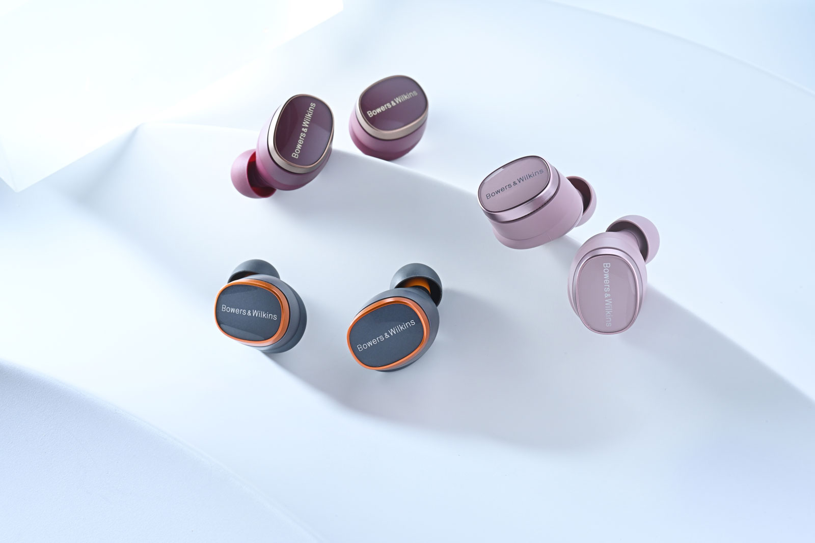 最近,來自英國的音響品牌 Bowers & Wilkins 為旗下旗艦真無線耳機 Bowers & Wilkins Pi8 再添新裝,推出新色 Pale Mauve(淺紫紅);連同早於 2025 年 9 月登場的 Dark Burgundy(深紅酒色),以及原有配色,整個系列現已擴展至多達 7 種顏色。對一副主打聲音表現的耳機而言,這樣的色彩選擇,多少讓它多了一份貼近日常的玩味,也更像一件可以隨身搭配的私人物品。
不過,Pi8 的吸引力從來不止於外觀。負責其調音的工程團隊當中,有部分正是曾參與開發品牌傳奇之作——Bowers & Wilkins Nautilus(鸚鵡螺)與 800 Diamond 系列喇叭的資深工程師,而後者更是連 Abbey Road Studios 這家世界級錄音室也在使用的參考級系統。換言之,這副小小的真無線耳機,其實承載著一整套來自高級音響領域的聲音經驗。
當然,買一副旗艦真無線耳機,如果只因為「新色好看」就入手,未免有點太衝動了。但如果你正在使用一些質素普通(卻沒有便宜多少)的耳機,又開始在意聲音的細節與質感,那麼就算撇開這些誘人的新配色,Pi8 本身依然是一個相當值得認真考慮的選擇。若然你仍在觀望,不妨看看以下這 6 個理由,會不會讓你更想把它帶進日常生活之中。