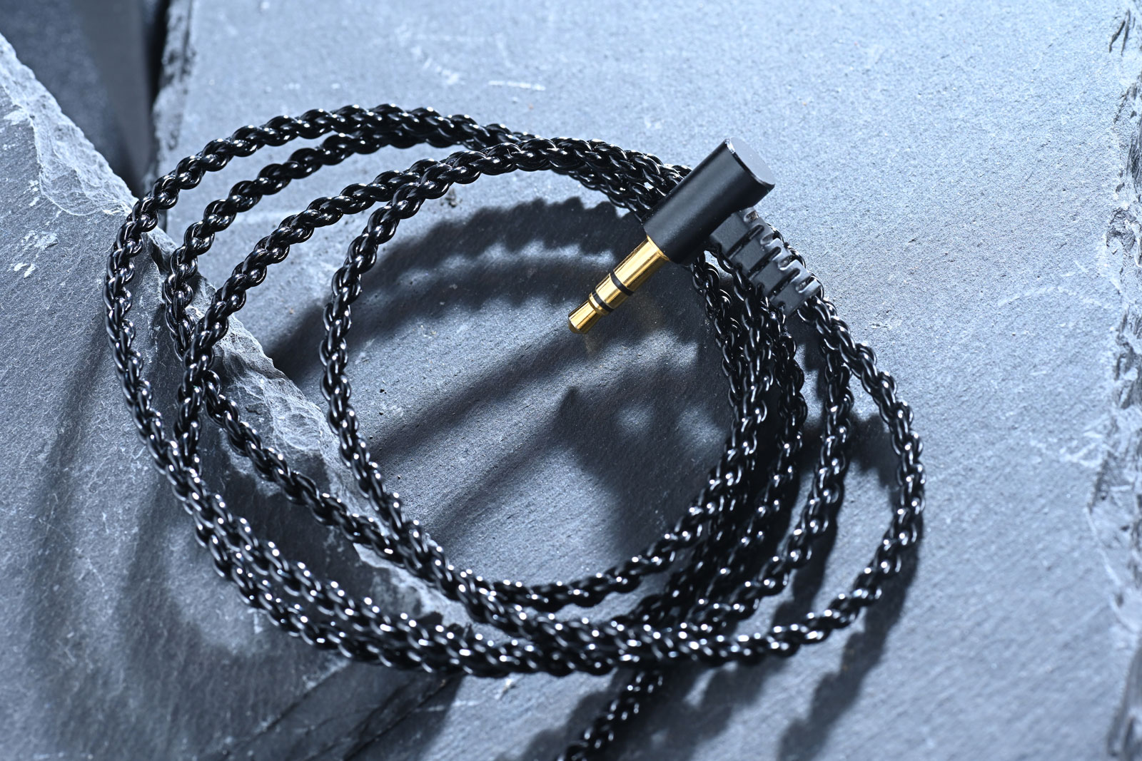 Nostalgia Audio 過去數年推出了不少備受好評的產品,其中 Professional 系列雖未必是一般耳機迷最常提及的,畢竟這個跟音樂人、監製溝通開發的系列,或會予人一種「純專業」的感覺。事實上,系列當中的不同型號,皆一直圍繞「準確監聽」與「可靠表現」兩大核心出發,純專業應用或是進階發燒友,都可從中獲得他們心目中理想的聲音表現。品牌這次於是從 Prosumer(專業消費者)的角度重新思考,推出了全新的 Professional S Series,在聲學結構、單元配置到佩戴體驗上全面進化,而這次我們就找來系列中的矚目型號 NA9S 實試一下,聽聽其效果如何。