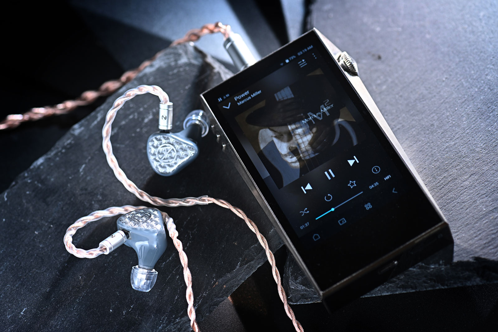 Nostalgia Audio 過去數年推出了不少備受好評的產品,其中 Professional 系列雖未必是一般耳機迷最常提及的,畢竟這個跟音樂人、監製溝通開發的系列,或會予人一種「純專業」的感覺。事實上,系列當中的不同型號,皆一直圍繞「準確監聽」與「可靠表現」兩大核心出發,純專業應用或是進階發燒友,都可從中獲得他們心目中理想的聲音表現。品牌這次於是從 Prosumer(專業消費者)的角度重新思考,推出了全新的 Professional S Series,在聲學結構、單元配置到佩戴體驗上全面進化,而這次我們就找來系列中的矚目型號 NA9S 實試一下,聽聽其效果如何。
