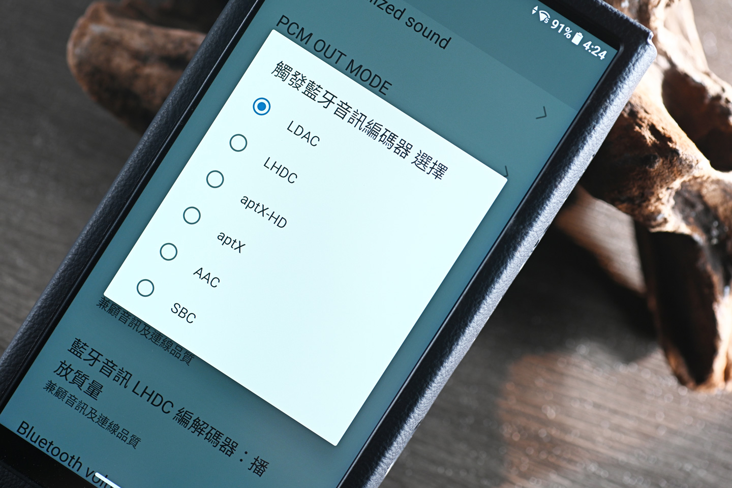 不少 DAP 廠商推出搭載 R2R DAC 的便攜播放器，走向模擬調音路線，帶來溫暖自然的聲音質感。作為 FiiO 首款 R2R DAC DAP，M33 R2R 吸引不少目光，並成功將旗艦 M27 的自研音訊淨化系統下放，提升播放質素。它能否在中高階播放器中脫穎而出？先賣個關子，音色與以往款式大不同。