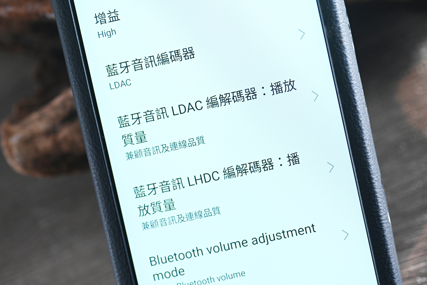 不少 DAP 廠商推出搭載 R2R DAC 的便攜播放器，走向模擬調音路線，帶來溫暖自然的聲音質感。作為 FiiO 首款 R2R DAC DAP，M33 R2R 吸引不少目光，並成功將旗艦 M27 的自研音訊淨化系統下放，提升播放質素。它能否在中高階播放器中脫穎而出？先賣個關子，音色與以往款式大不同。