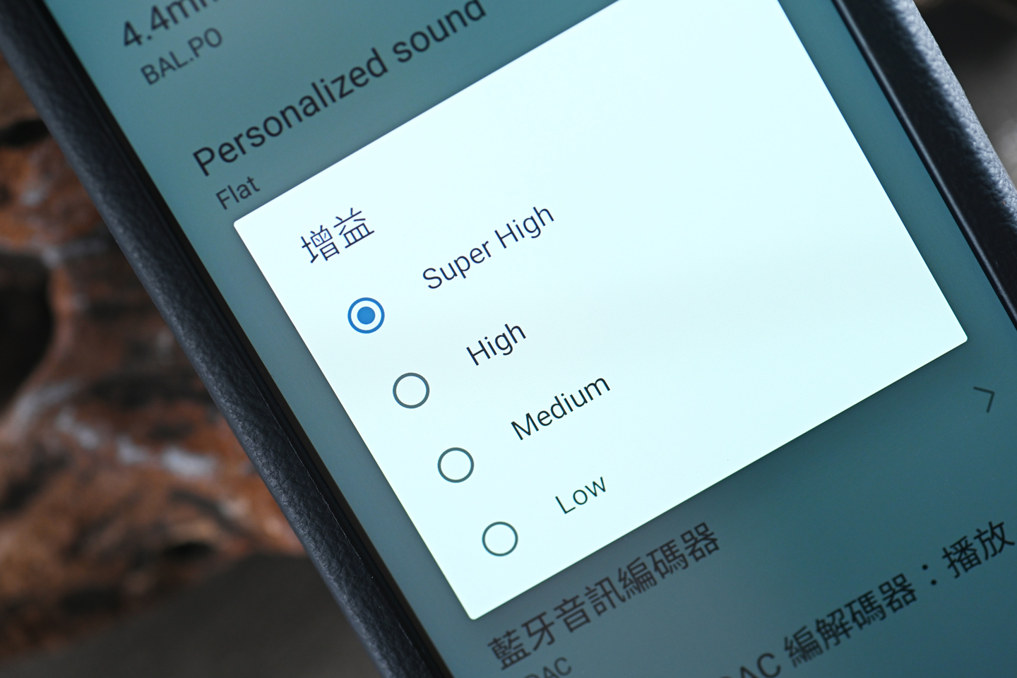 不少 DAP 廠商推出搭載 R2R DAC 的便攜播放器，走向模擬調音路線，帶來溫暖自然的聲音質感。作為 FiiO 首款 R2R DAC DAP，M33 R2R 吸引不少目光，並成功將旗艦 M27 的自研音訊淨化系統下放，提升播放質素。它能否在中高階播放器中脫穎而出？先賣個關子，音色與以往款式大不同。
