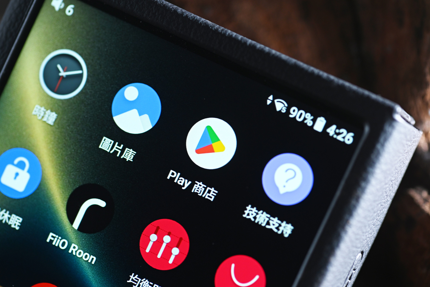 不少 DAP 廠商推出搭載 R2R DAC 的便攜播放器，走向模擬調音路線，帶來溫暖自然的聲音質感。作為 FiiO 首款 R2R DAC DAP，M33 R2R 吸引不少目光，並成功將旗艦 M27 的自研音訊淨化系統下放，提升播放質素。它能否在中高階播放器中脫穎而出？先賣個關子，音色與以往款式大不同。