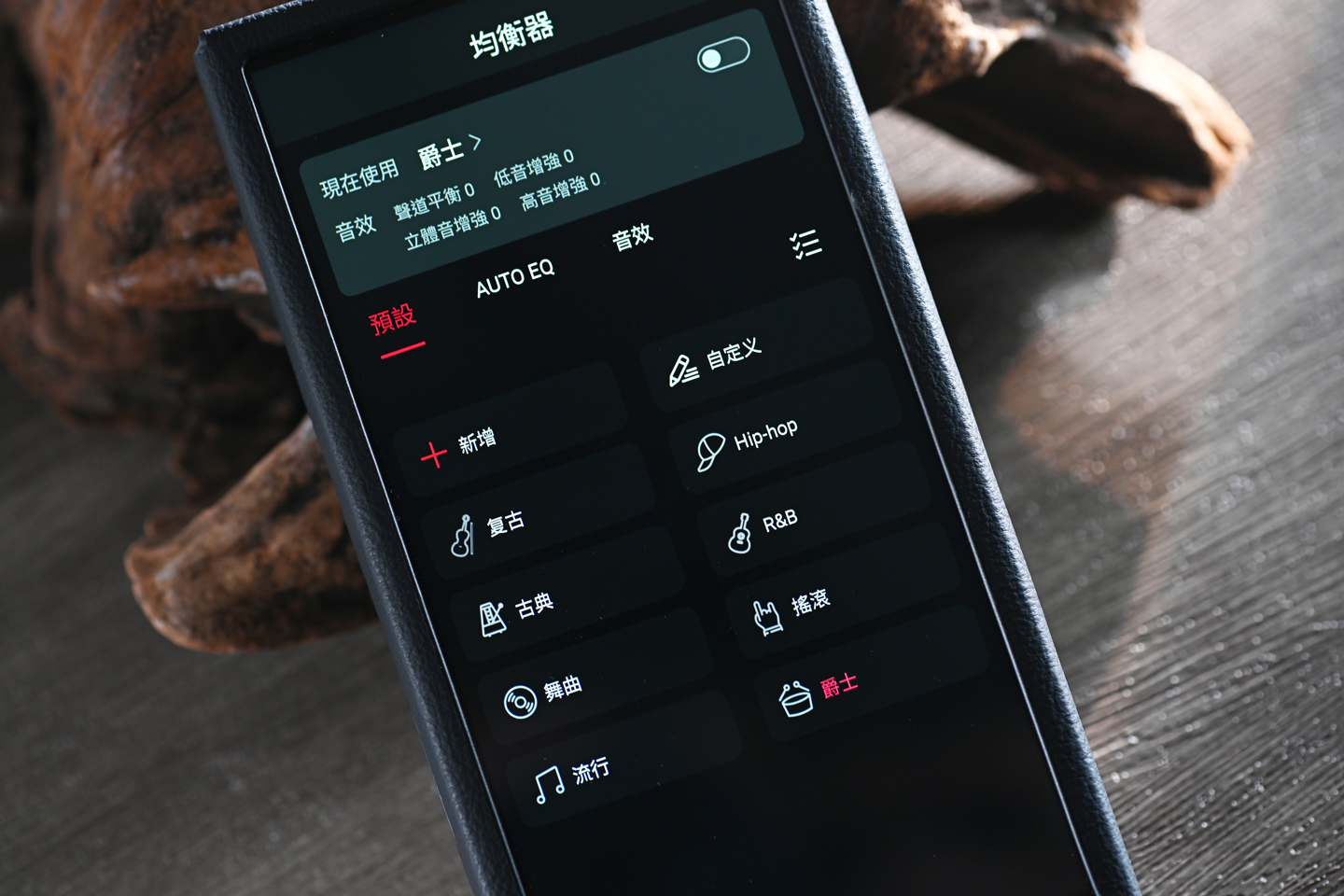 不少 DAP 廠商推出搭載 R2R DAC 的便攜播放器，走向模擬調音路線，帶來溫暖自然的聲音質感。作為 FiiO 首款 R2R DAC DAP，M33 R2R 吸引不少目光，並成功將旗艦 M27 的自研音訊淨化系統下放，提升播放質素。它能否在中高階播放器中脫穎而出？先賣個關子，音色與以往款式大不同。