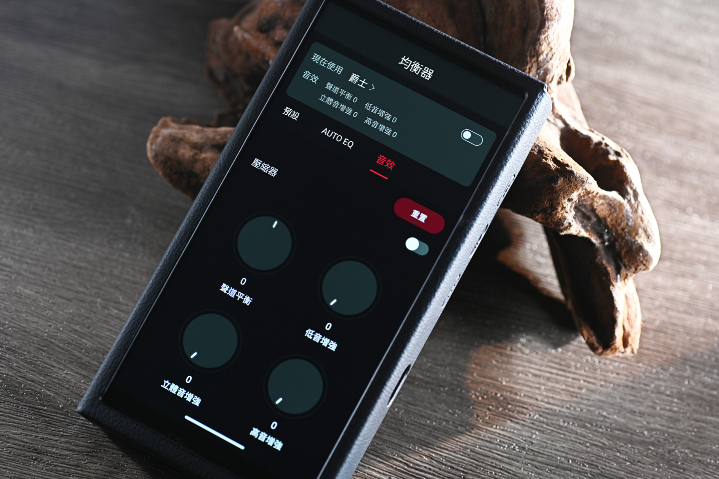 不少 DAP 廠商推出搭載 R2R DAC 的便攜播放器，走向模擬調音路線，帶來溫暖自然的聲音質感。作為 FiiO 首款 R2R DAC DAP，M33 R2R 吸引不少目光，並成功將旗艦 M27 的自研音訊淨化系統下放，提升播放質素。它能否在中高階播放器中脫穎而出？先賣個關子，音色與以往款式大不同。