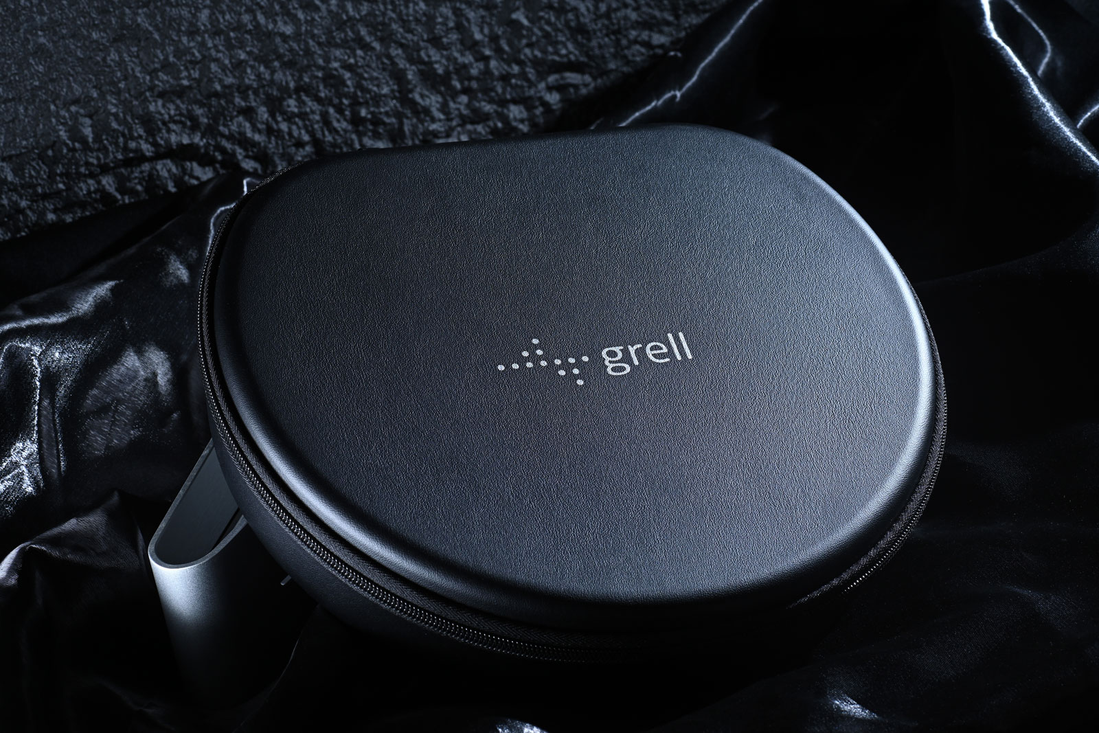 推動整個耳機行業向前邁進的名字屈指可數,德國傳奇設計師 Axel Grell 便是其中一位——他的名字與 Sennheiser HD 580、HD 600、HD 800,以至 HE 1 靜電系統緊緊相連,地位舉足輕重。2020 年,這位教父級人物創立了品牌 Grell Audio,決心將累積數十年的經驗和智慧,傾注在不受大企業框架束縛的創作之中。其最新出品 OAE2(Open Around Ear)便是一套徹底重新思考耳機與人耳關係的哲學:不再讓聲音困在頭顱之內,而是像一對擺放在眼前的喇叭般,自然地呈現在聆聽者面前。
