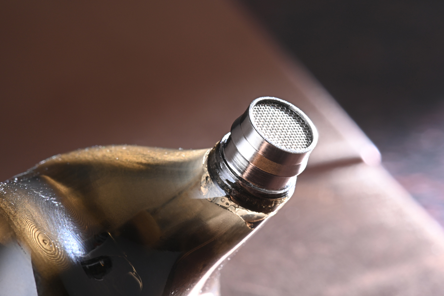 Nostalgia Audio 最新推出的 Professional S Series 旗艦型號 NA20S，宣傳方向相當清晰，以「絕對的真實與微動態」作為核心。從筆者第一時間拿上手的感覺來看，NA20S 的取向十分明確：它並不急於營造濃烈的聲音性格，而是力求在分析力與音樂感之間取得平衡。
在不少高階耳機都傾向以更厚實的低頻、更鮮明的音染去吸引聽感之際，NA20S 反而選擇了較克制、較理性的路線。它不刻意包裝聲音，而是盡量將錄音資訊原封不動地呈現出來。對某些用家而言，這種聲底未必第一時間討好；但對真正重視聲音本質的人來說，吸引力卻相當強。