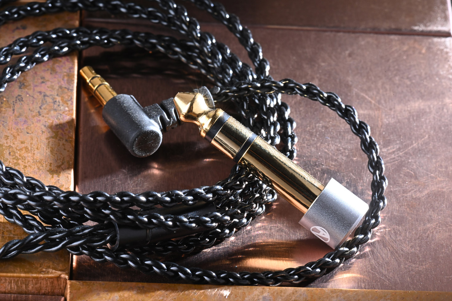 Nostalgia Audio 最新推出的 Professional S Series 旗艦型號 NA20S，宣傳方向相當清晰，以「絕對的真實與微動態」作為核心。從筆者第一時間拿上手的感覺來看，NA20S 的取向十分明確：它並不急於營造濃烈的聲音性格，而是力求在分析力與音樂感之間取得平衡。
在不少高階耳機都傾向以更厚實的低頻、更鮮明的音染去吸引聽感之際，NA20S 反而選擇了較克制、較理性的路線。它不刻意包裝聲音，而是盡量將錄音資訊原封不動地呈現出來。對某些用家而言，這種聲底未必第一時間討好；但對真正重視聲音本質的人來說，吸引力卻相當強。