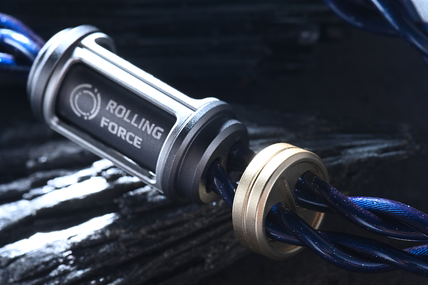 Rolling Force 一向走務實路線，先從入門及中階市場建立口碑，再逐步把產品思路推向更成熟的層次。來到五週年，Frontier 的推出，並不只是為了紀念，而是品牌對自身技術理解與聲音美學的一次總結與延伸。它沒有沿用既有旗艦的設計思路作簡單升級，而是從材料、結構、屏蔽到配件配置重新審視，務求在實際使用與聲音完成度之間，取得更高層次的平衡。
從命名已能看出端倪，Frontier，既代表邊界，也象徵前線。對 Rolling Force 而言，這條線材不只是五週年的標誌，更像是品牌對線材可能性的一次重新定義。它追求的，並不是以誇張規格搶眼，而是以更成熟、更縝密的設計邏輯，去探索訊號傳輸與聲音表達的上限。