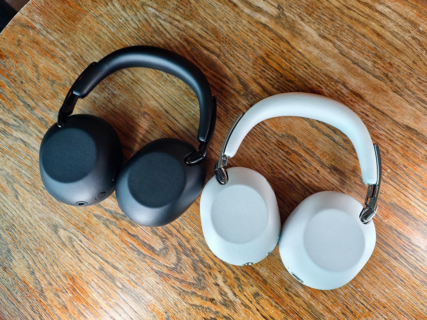 適逢 1000X 系列十週年，Sony 推出全新頭戴式耳機 WH-1000X The Collexion，把系列一直以來最受關注的降噪、音質與佩戴舒適度，進一步包裝成更具高級感的設計。這次新作的焦點，已不再只是單純追求規格升級，而是明顯將耳機帶向更時尚、更講究工藝的方向，令它不只是聽歌工具，亦更像一件隨身配飾。
