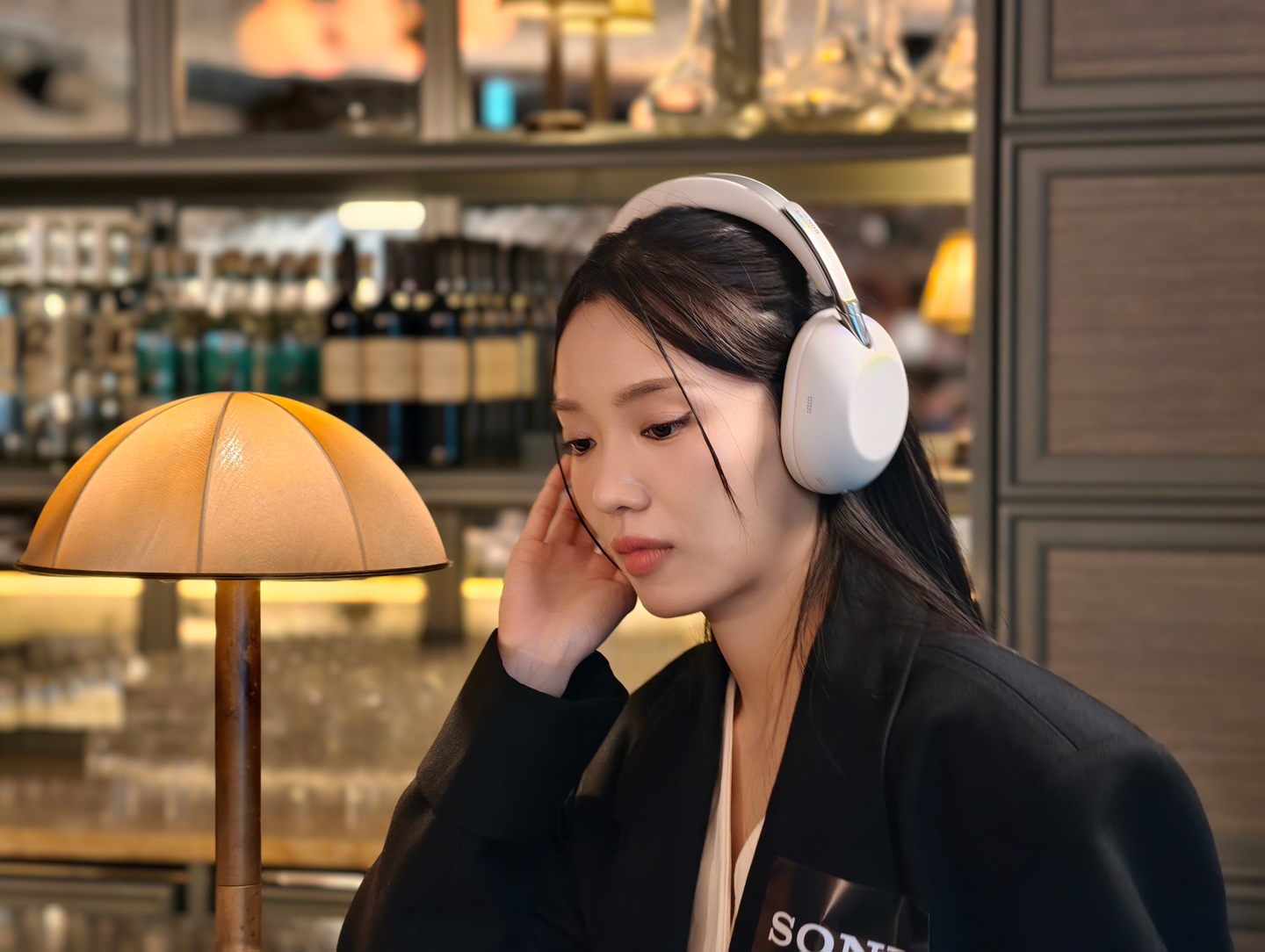 適逢 1000X 系列十週年，Sony 推出全新頭戴式耳機 WH-1000X The Collexion，把系列一直以來最受關注的降噪、音質與佩戴舒適度，進一步包裝成更具高級感的設計。這次新作的焦點，已不再只是單純追求規格升級，而是明顯將耳機帶向更時尚、更講究工藝的方向，令它不只是聽歌工具，亦更像一件隨身配飾。