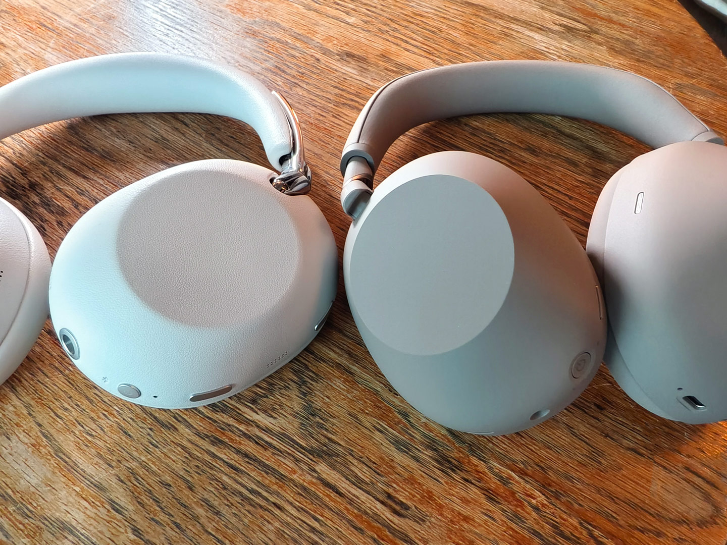適逢 1000X 系列十週年，Sony 推出全新頭戴式耳機 WH-1000X The Collexion，把系列一直以來最受關注的降噪、音質與佩戴舒適度，進一步包裝成更具高級感的設計。這次新作的焦點，已不再只是單純追求規格升級，而是明顯將耳機帶向更時尚、更講究工藝的方向，令它不只是聽歌工具，亦更像一件隨身配飾。