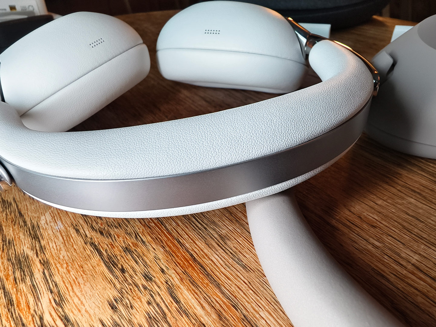 適逢 1000X 系列十週年，Sony 推出全新頭戴式耳機 WH-1000X The Collexion，把系列一直以來最受關注的降噪、音質與佩戴舒適度，進一步包裝成更具高級感的設計。這次新作的焦點，已不再只是單純追求規格升級，而是明顯將耳機帶向更時尚、更講究工藝的方向，令它不只是聽歌工具，亦更像一件隨身配飾。