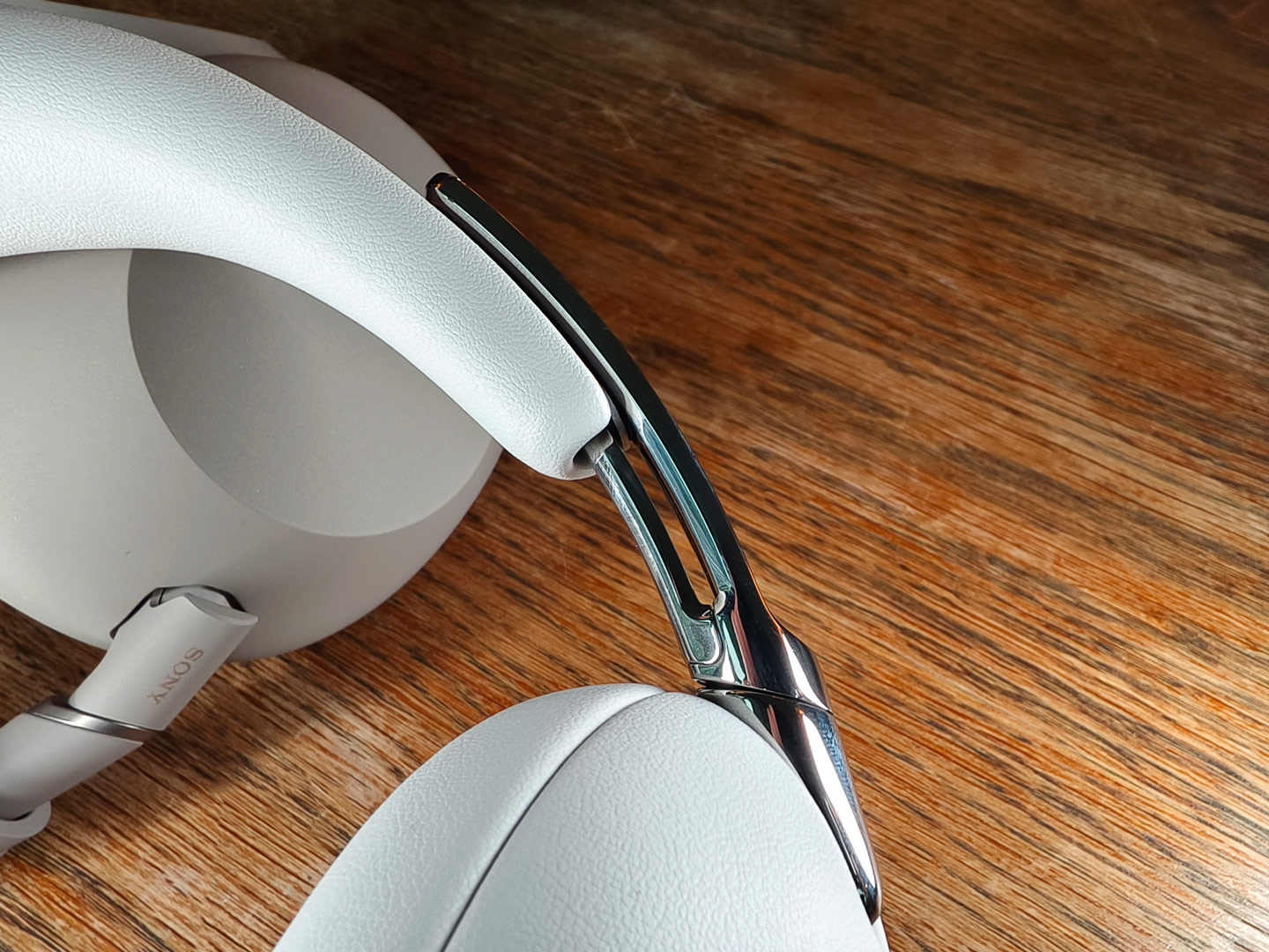 適逢 1000X 系列十週年，Sony 推出全新頭戴式耳機 WH-1000X The Collexion，把系列一直以來最受關注的降噪、音質與佩戴舒適度，進一步包裝成更具高級感的設計。這次新作的焦點，已不再只是單純追求規格升級，而是明顯將耳機帶向更時尚、更講究工藝的方向，令它不只是聽歌工具，亦更像一件隨身配飾。