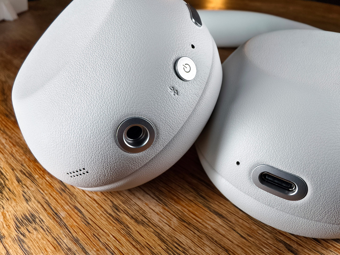 適逢 1000X 系列十週年，Sony 推出全新頭戴式耳機 WH-1000X The Collexion，把系列一直以來最受關注的降噪、音質與佩戴舒適度，進一步包裝成更具高級感的設計。這次新作的焦點，已不再只是單純追求規格升級，而是明顯將耳機帶向更時尚、更講究工藝的方向，令它不只是聽歌工具，亦更像一件隨身配飾。