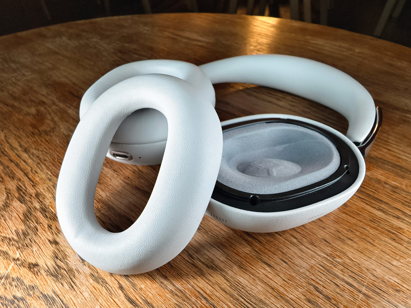 適逢 1000X 系列十週年，Sony 推出全新頭戴式耳機 WH-1000X The Collexion，把系列一直以來最受關注的降噪、音質與佩戴舒適度，進一步包裝成更具高級感的設計。這次新作的焦點，已不再只是單純追求規格升級，而是明顯將耳機帶向更時尚、更講究工藝的方向，令它不只是聽歌工具，亦更像一件隨身配飾。