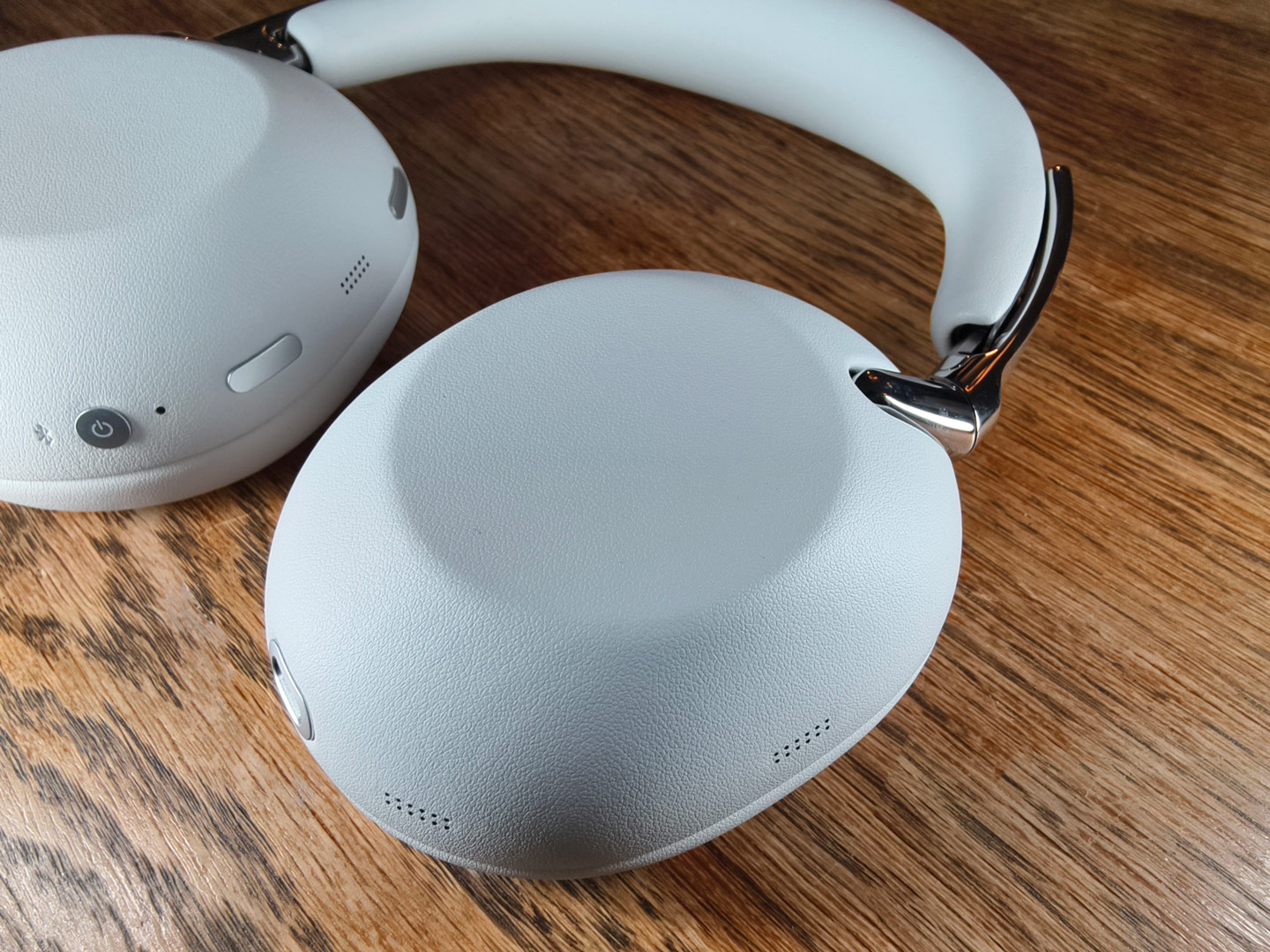 適逢 1000X 系列十週年，Sony 推出全新頭戴式耳機 WH-1000X The Collexion，把系列一直以來最受關注的降噪、音質與佩戴舒適度，進一步包裝成更具高級感的設計。這次新作的焦點，已不再只是單純追求規格升級，而是明顯將耳機帶向更時尚、更講究工藝的方向，令它不只是聽歌工具，亦更像一件隨身配飾。
